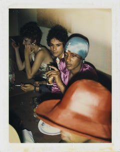Polaroid des personnes assises à la table d'Andy Warhol