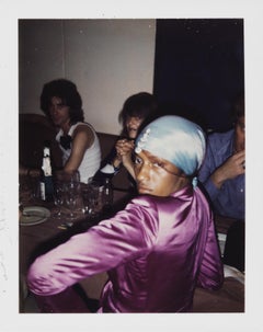 Polaroid des personnes assises à la table d'Andy Warhol