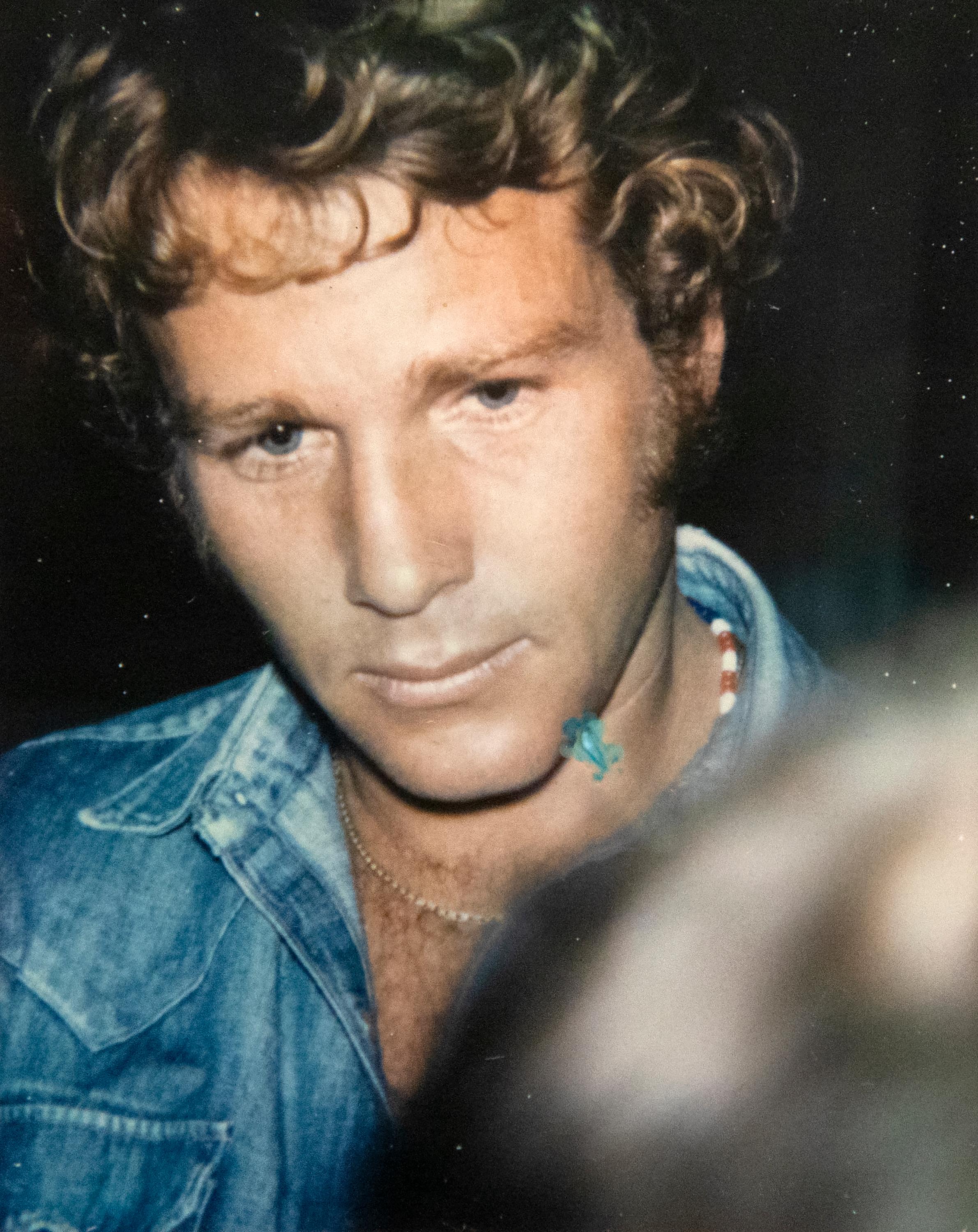 Ryan O'Neal - Marron Portrait Photograph par Andy Warhol