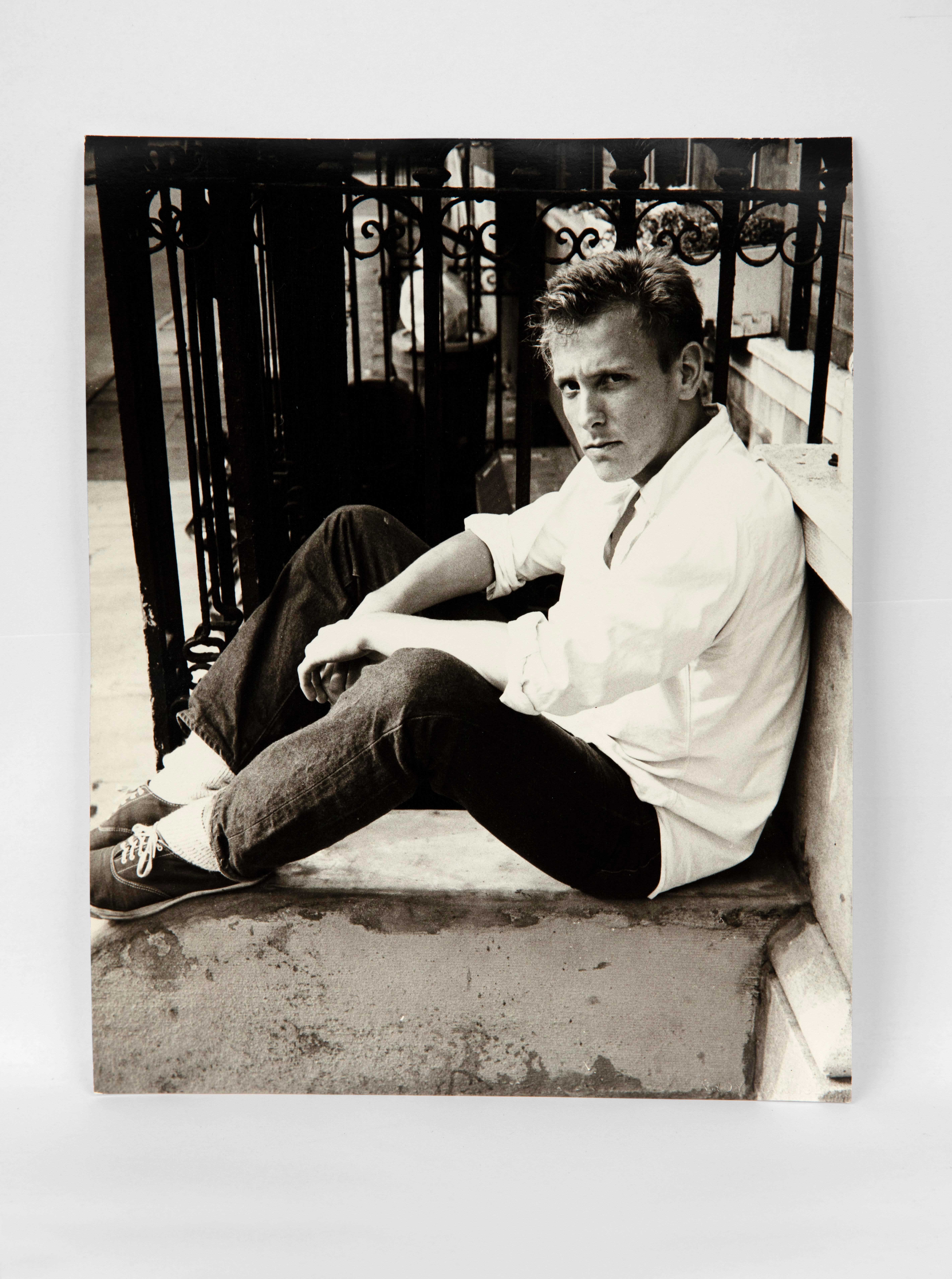 Andy Warhol Portrait Photograph – Sitzender junger Mann