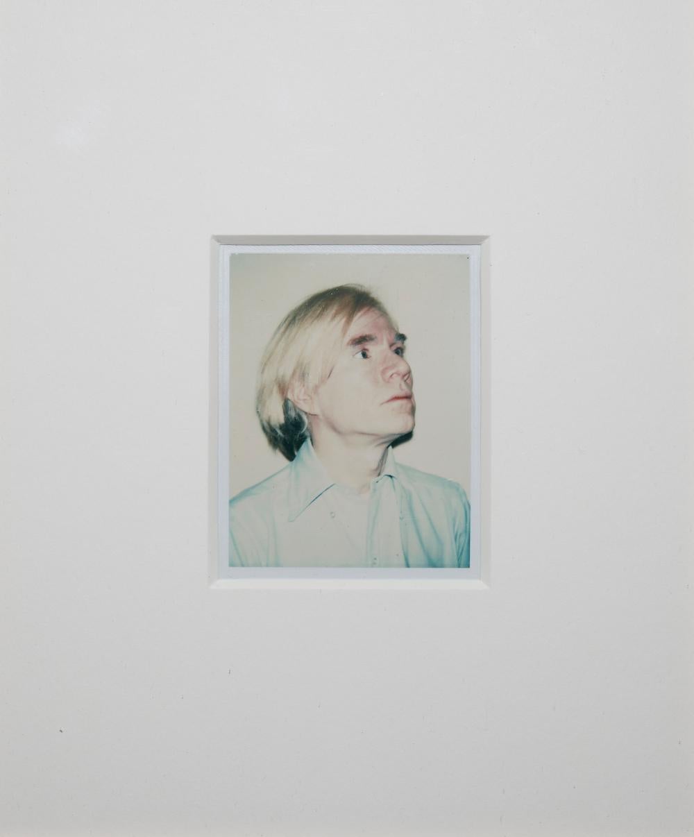 Auto-portrait - Photograph de Andy Warhol