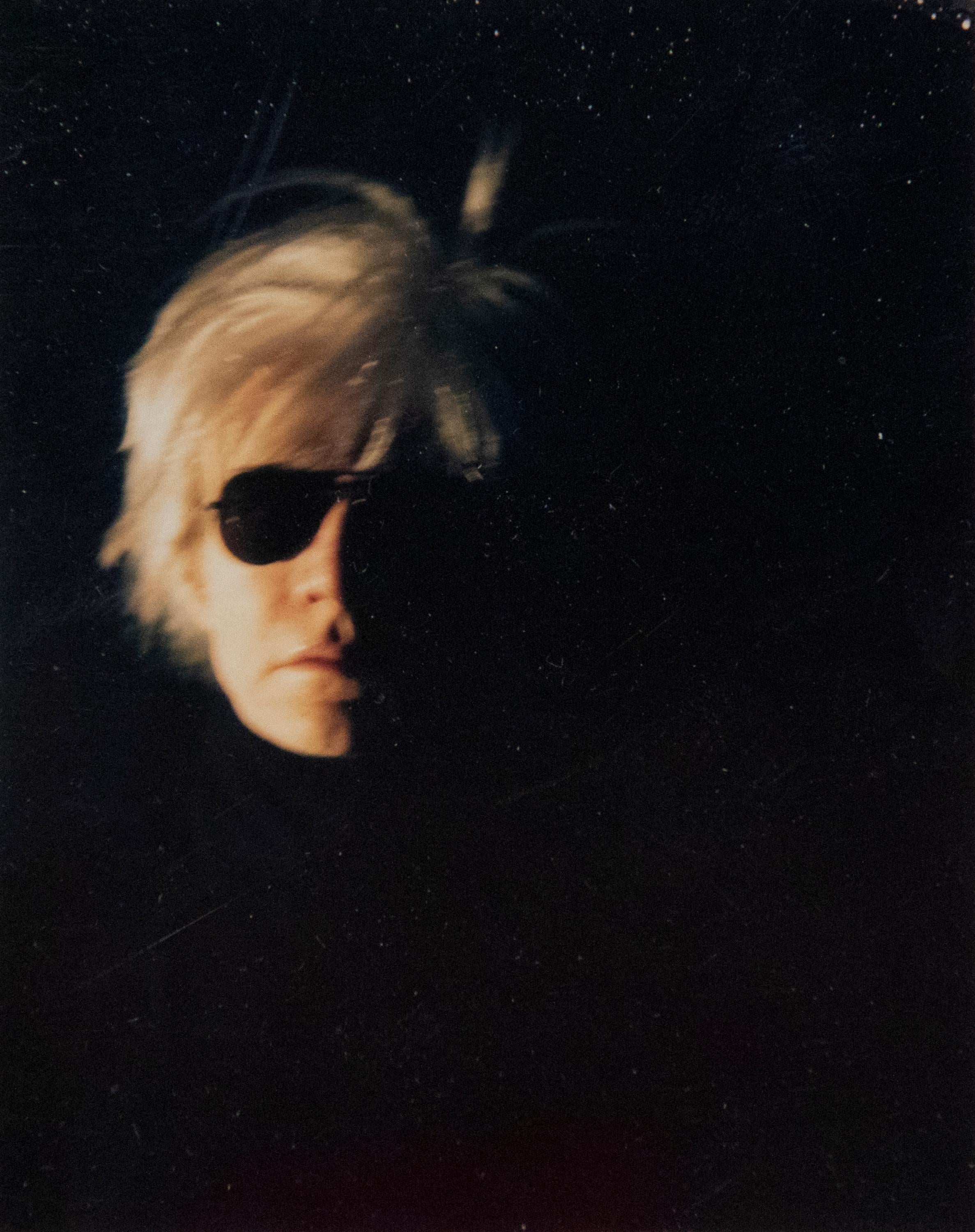 Self-Porträt in „Fright Wig“ – Photograph von Andy Warhol