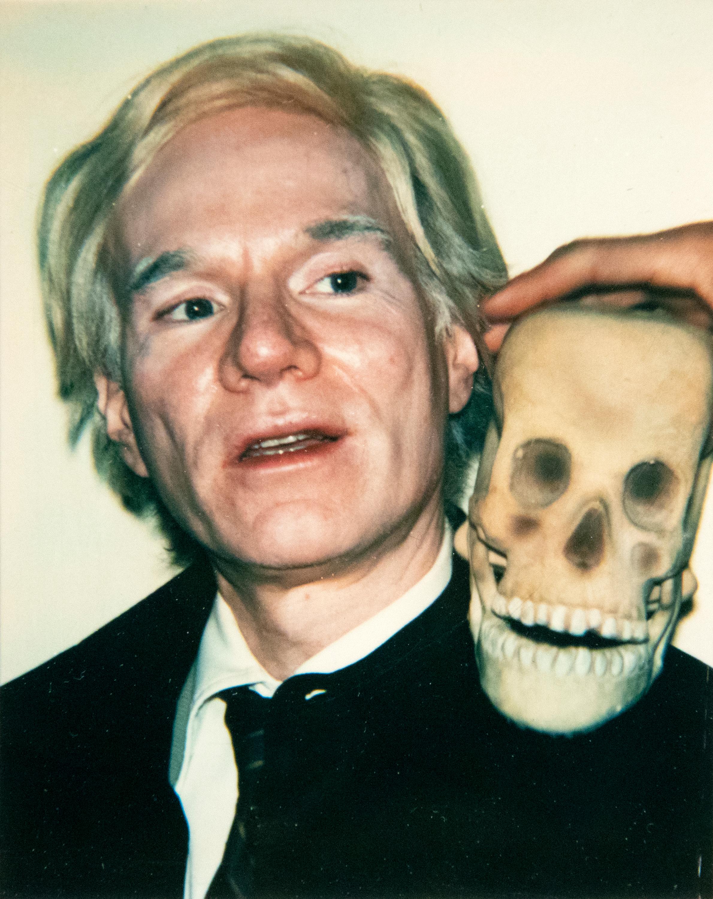 Portrait Photograph Andy Warhol - Self-Portrait avec crâne