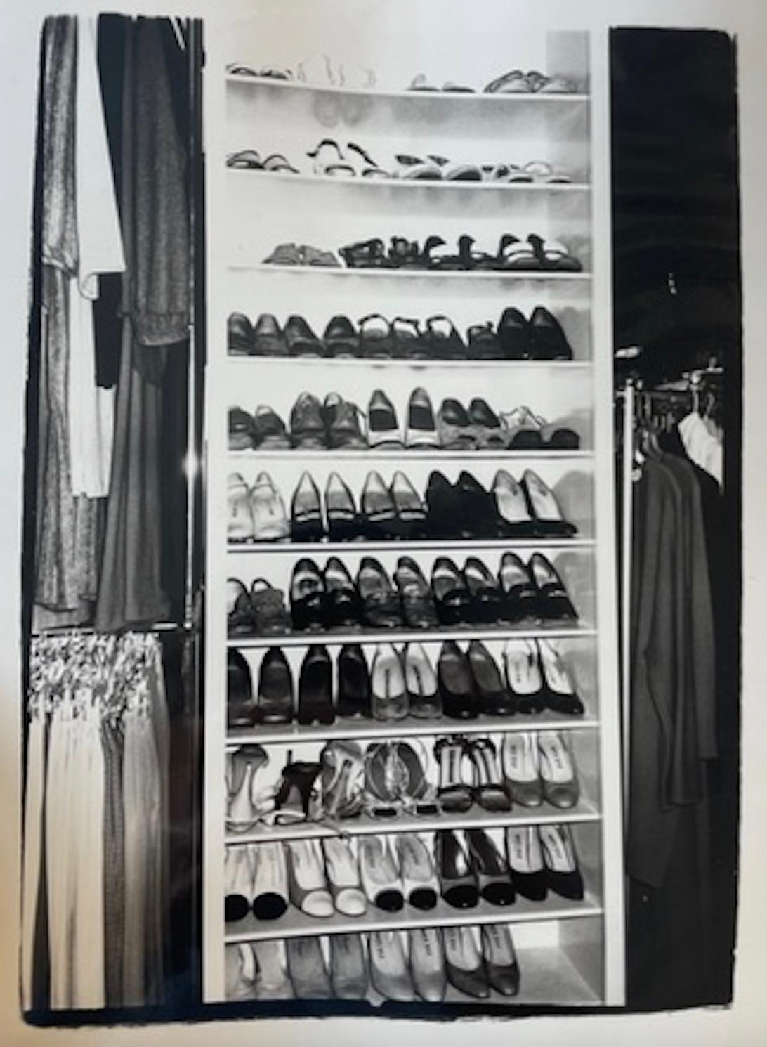 Meuble de rangement chaussures - Photograph de Andy Warhol