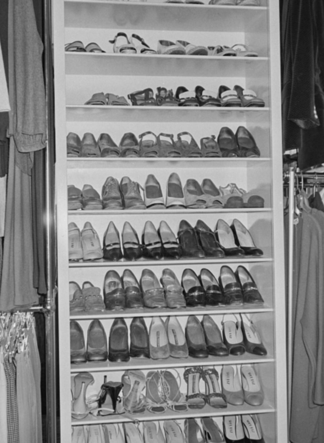 Meuble de rangement chaussures - Pop Art Photograph par Andy Warhol