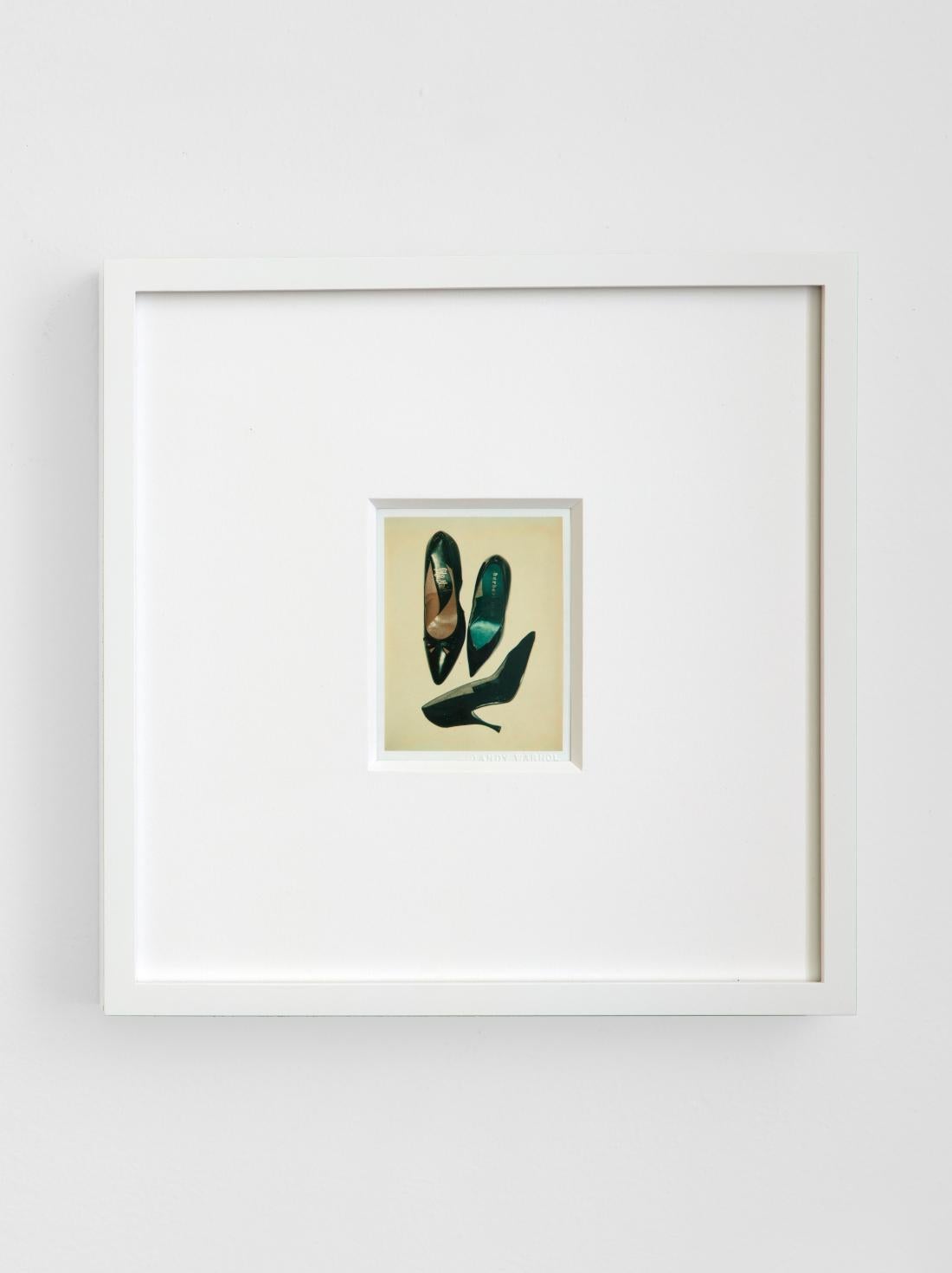 Schuhe – Photograph von Andy Warhol