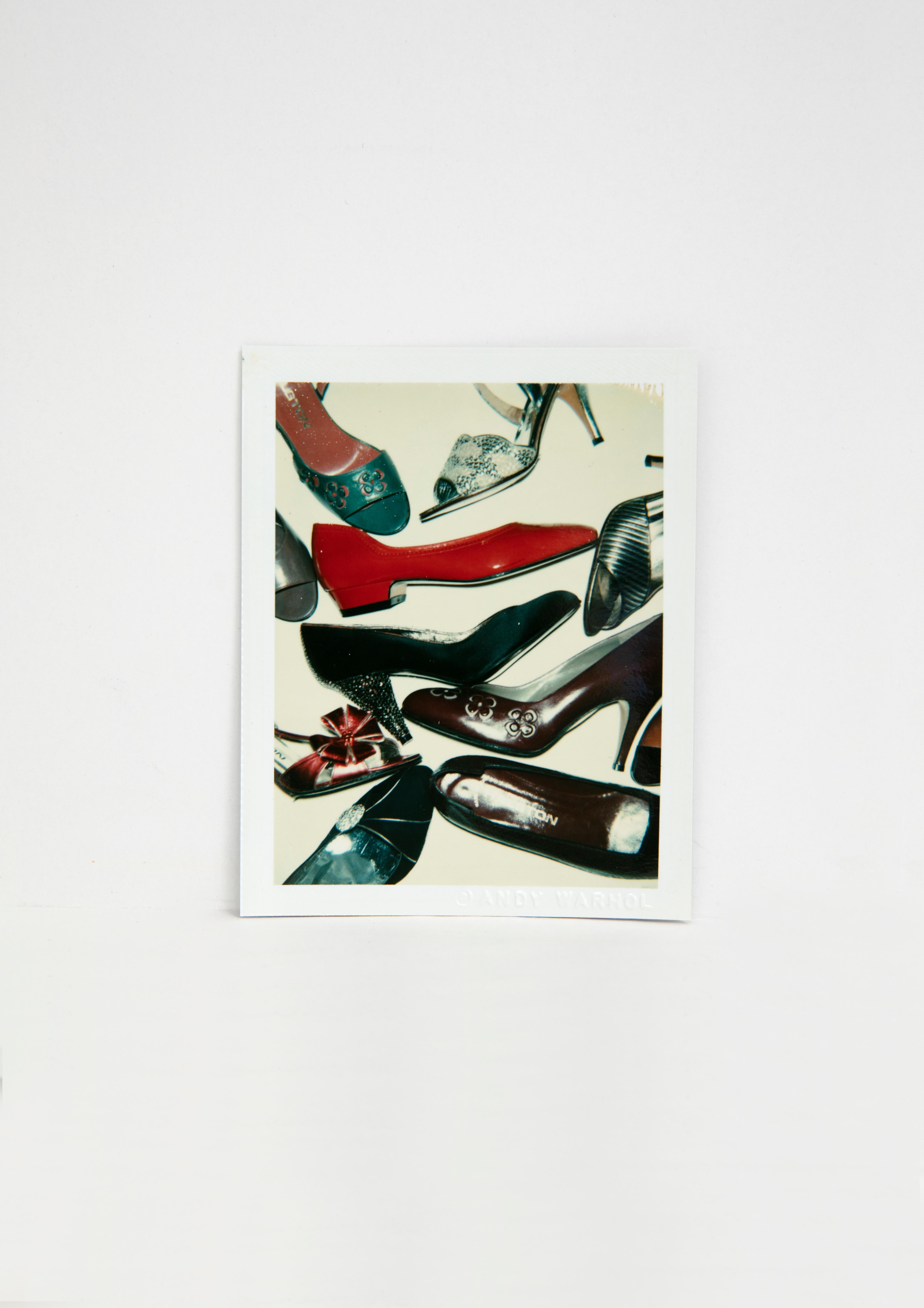 Andy Warhol Color Photograph – Schuhe