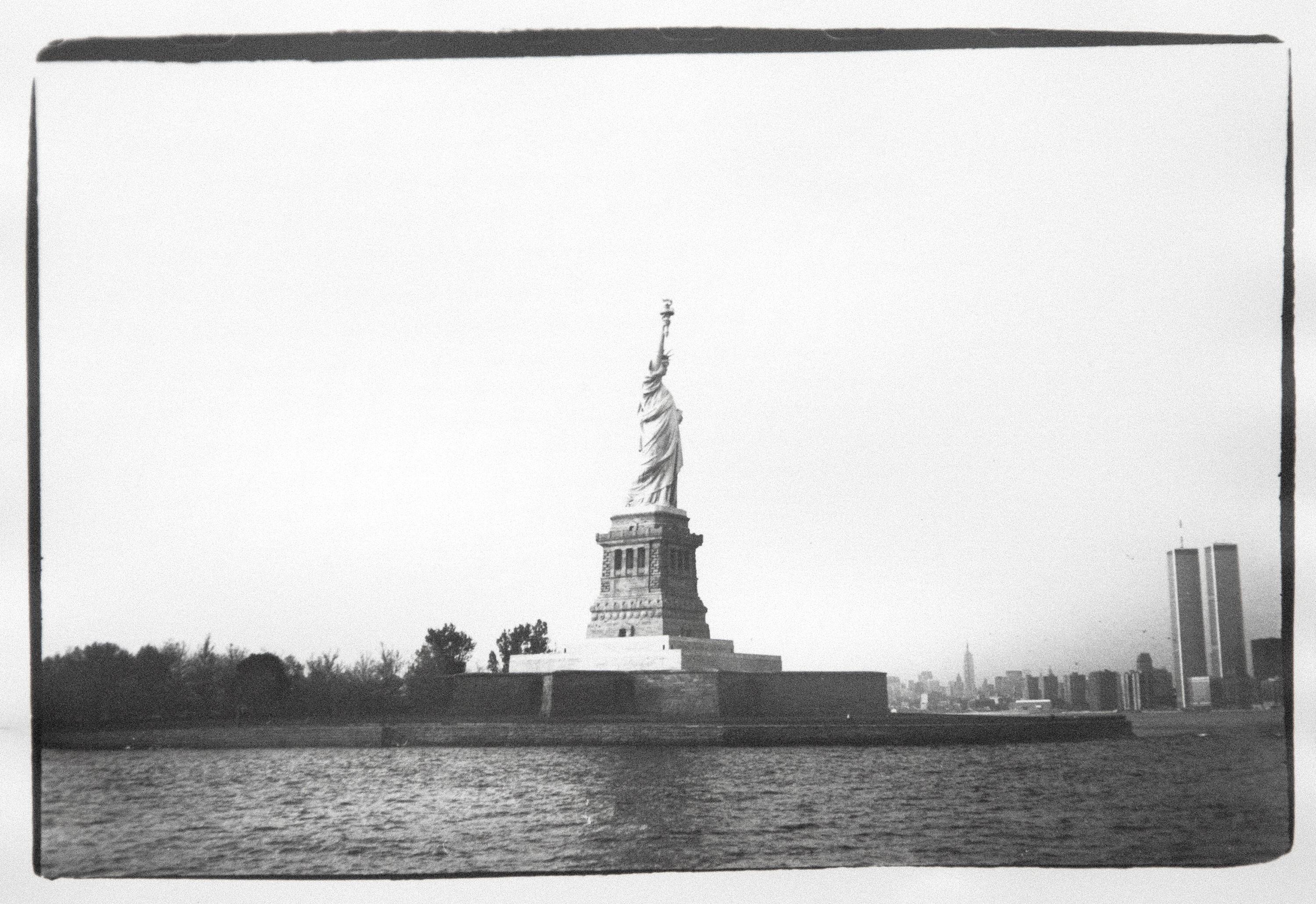 Andy Warhol Black and White Photograph – Liberty Statue of Liberty und World Trade Center