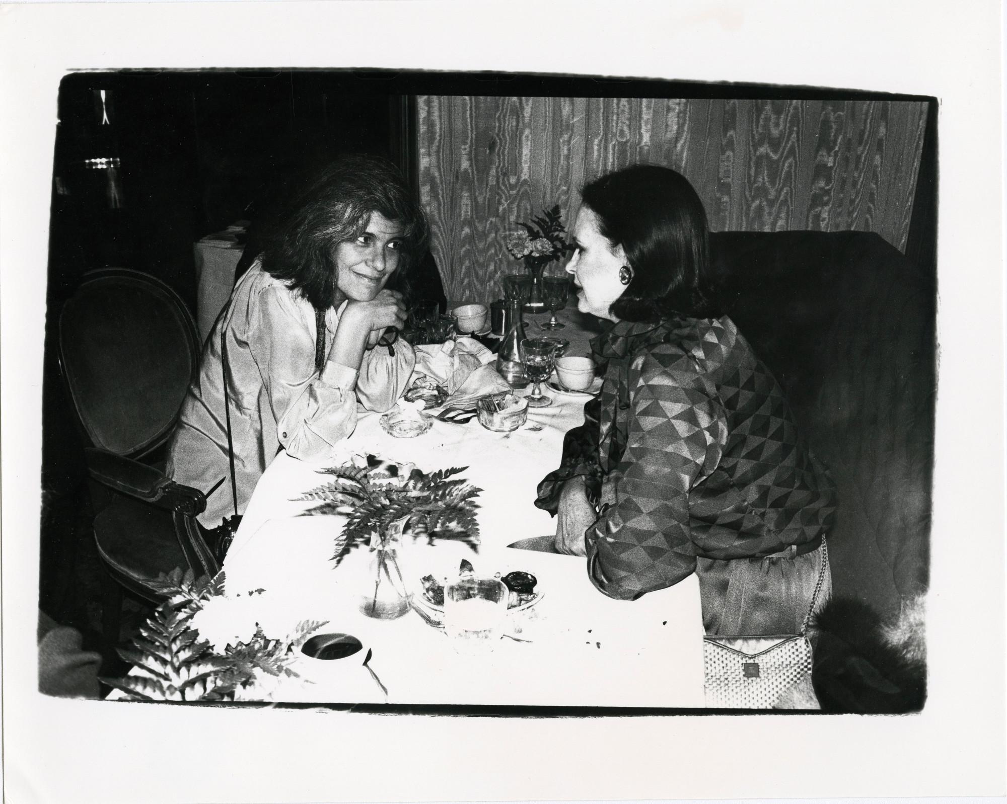 Portrait Photograph Andy Warhol - Susan Sontag et Gloria Vanderbilt