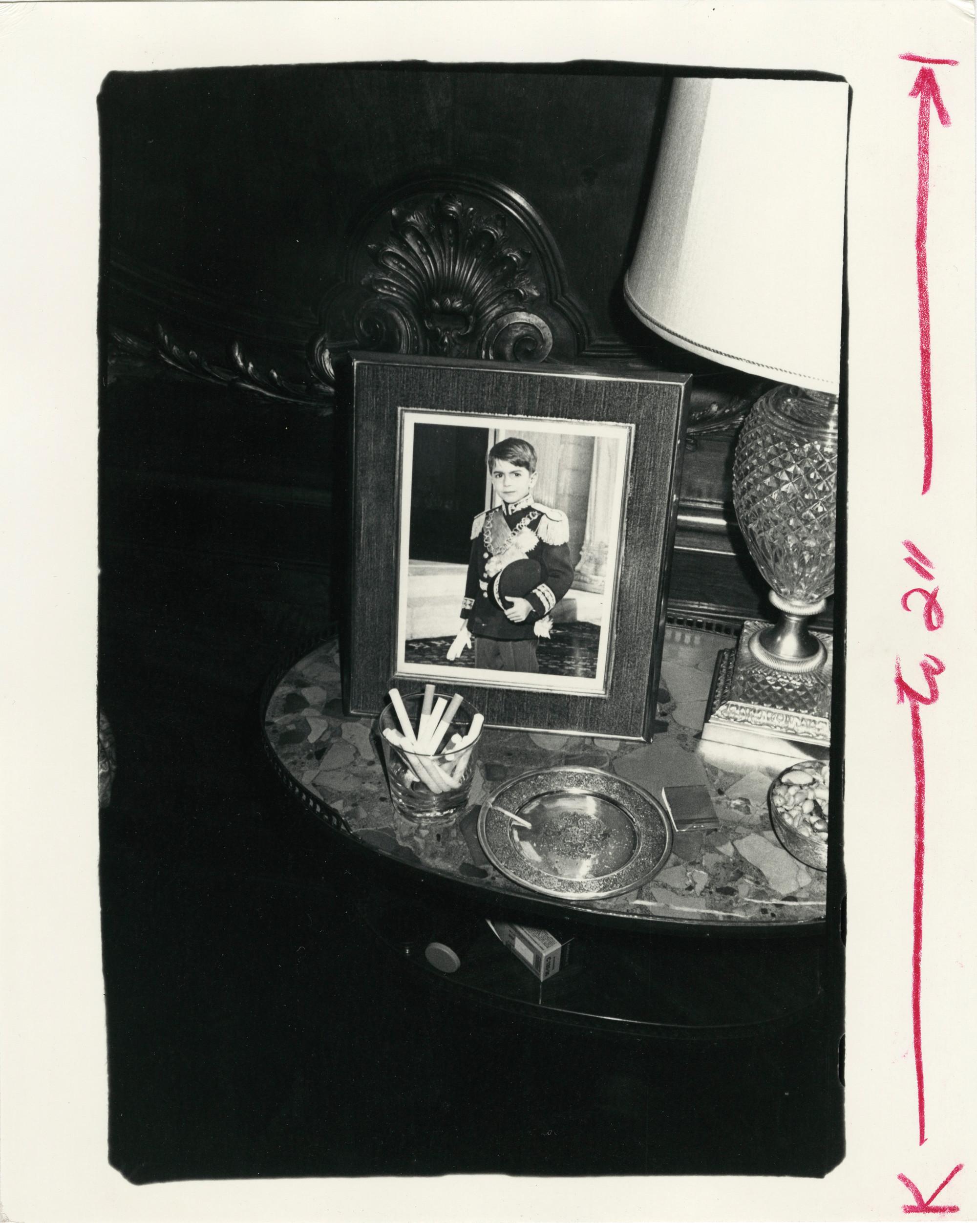 Black and White Photograph Andy Warhol - Top de table avec un portrait du jeune Reza Pahlavi