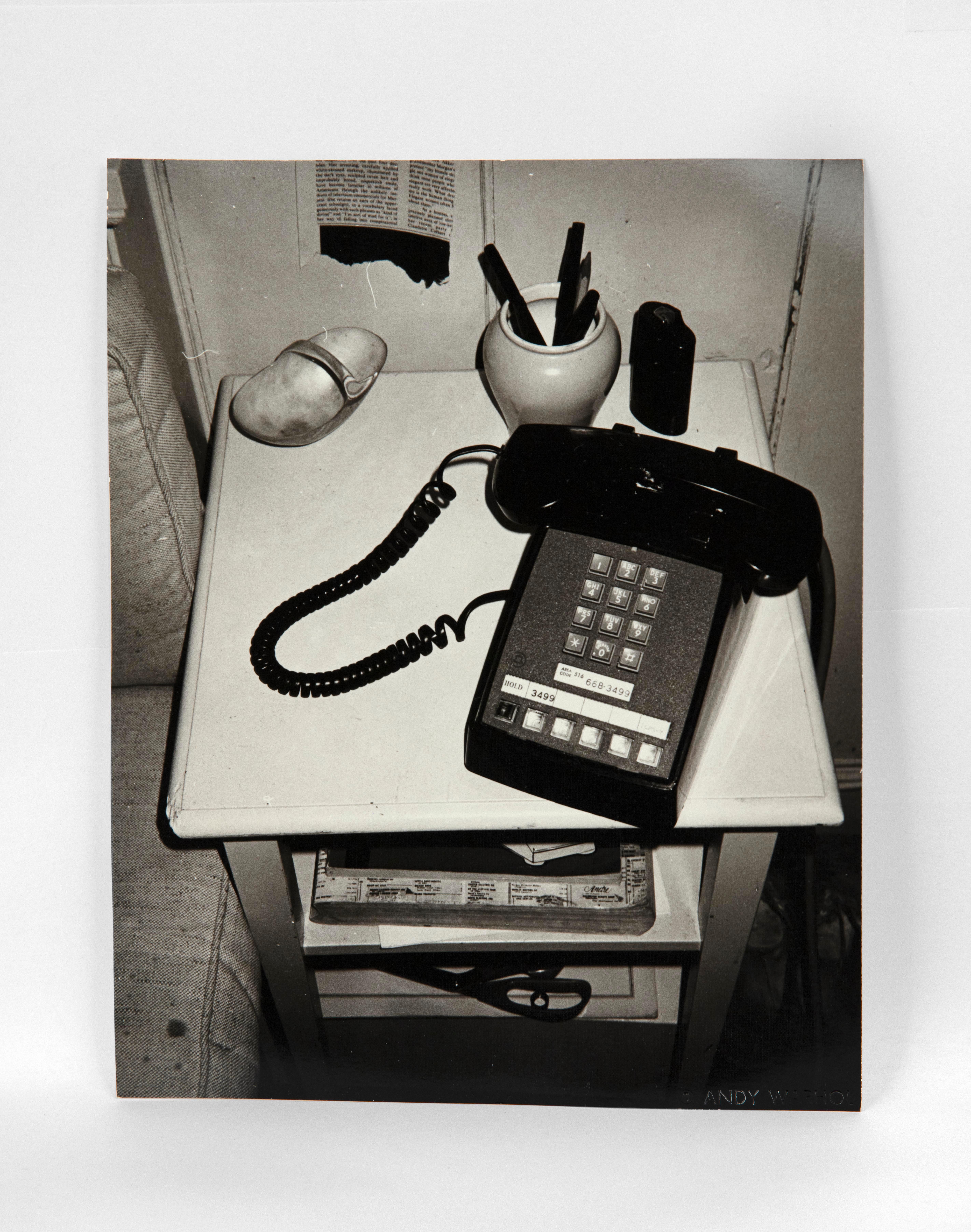 Black and White Photograph Andy Warhol - téléphone portable