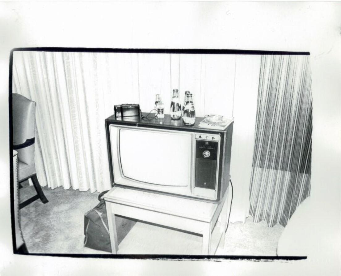 Andy Warhol Black and White Photograph – Fernseher-Set