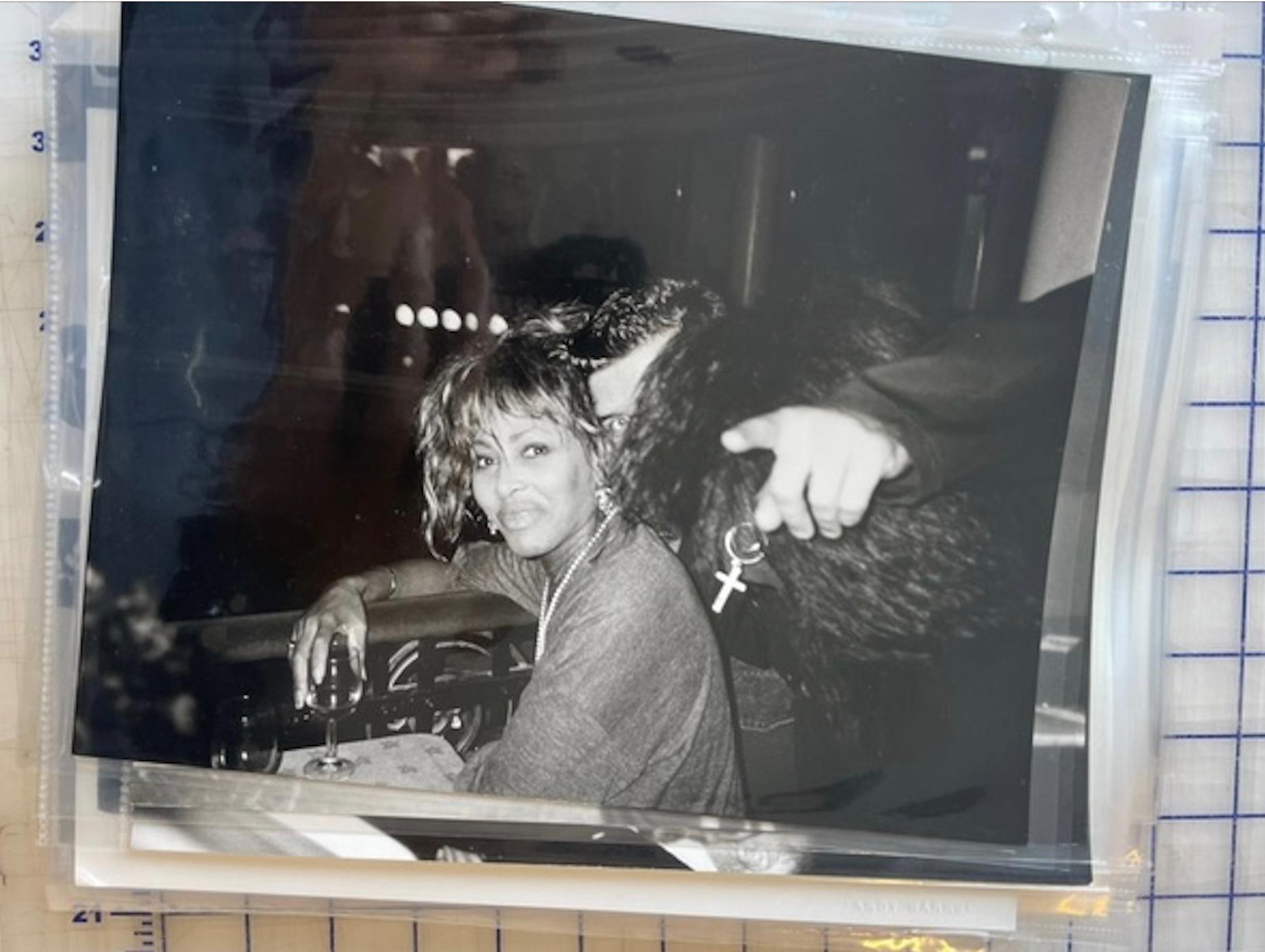 Tina Turner auf dem Balcony im Nachtclub – Photograph von Andy Warhol