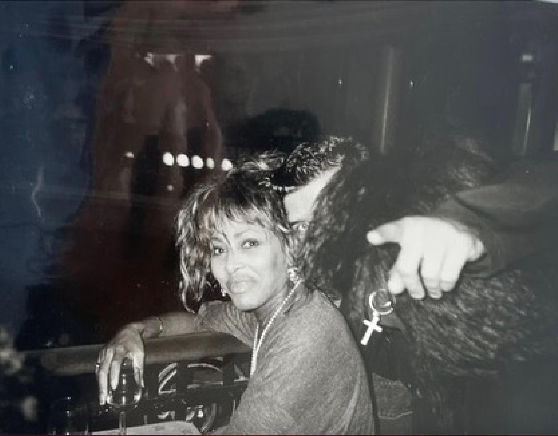 Andy Warhol Black and White Photograph – Tina Turner auf dem Balcony im Nachtclub