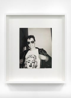 Épreuve à la gélatine argentique d'un homme portant un T-shirt de Marilyn Monroe par Andy Warhol