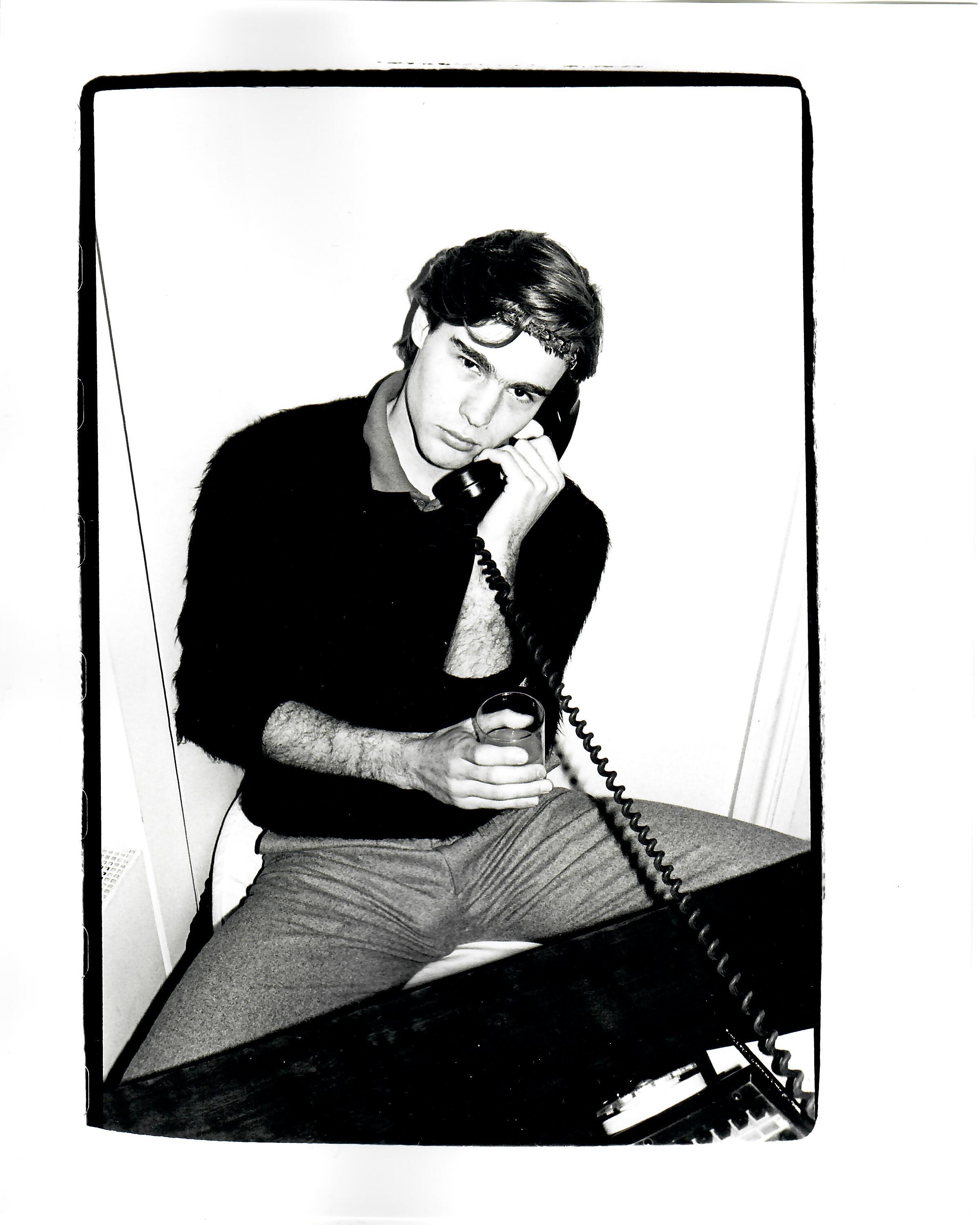 Andy Warhol Black and White Photograph – Unbekannter Mann am Telefon