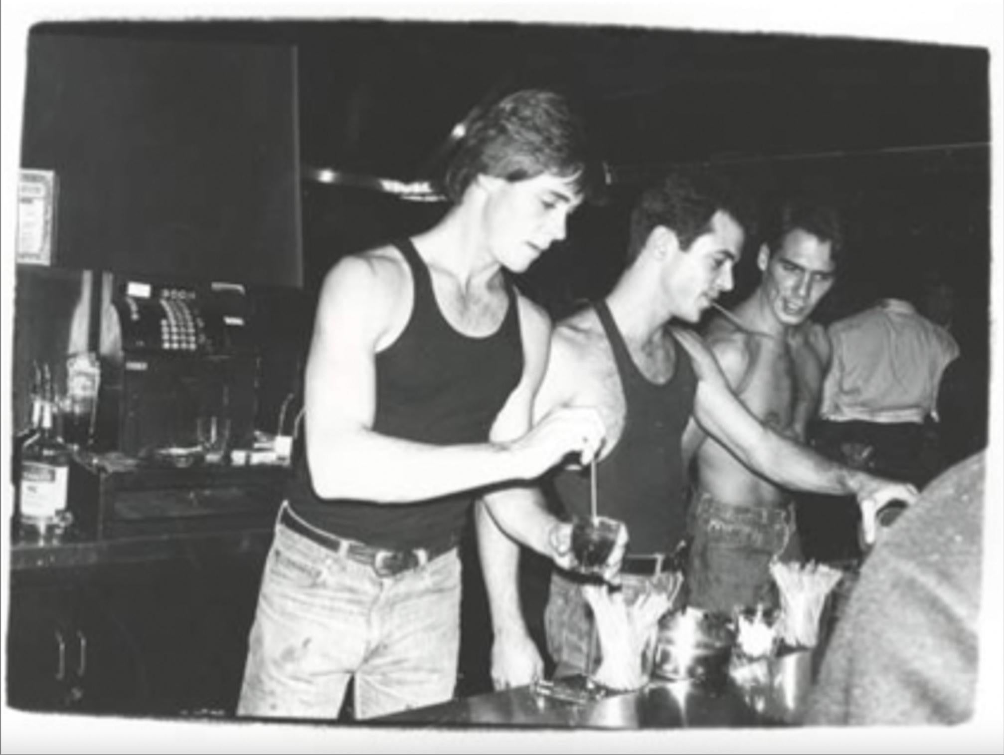 Figurative Photograph de Andy Warhol - Hombres no identificados