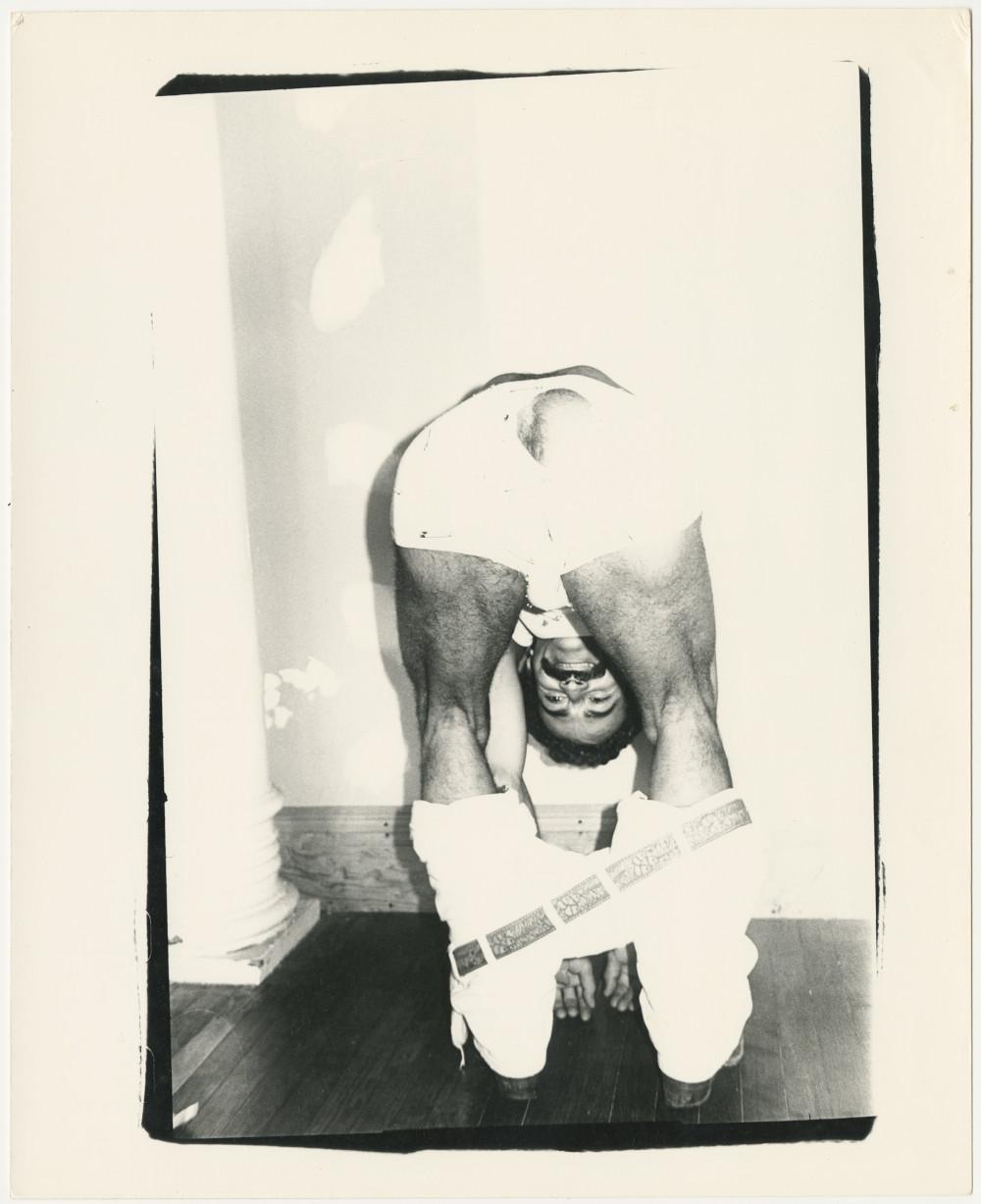 Black and White Photograph di Andy Warhol - Victor Hugo che si piega con le mutande strappate
