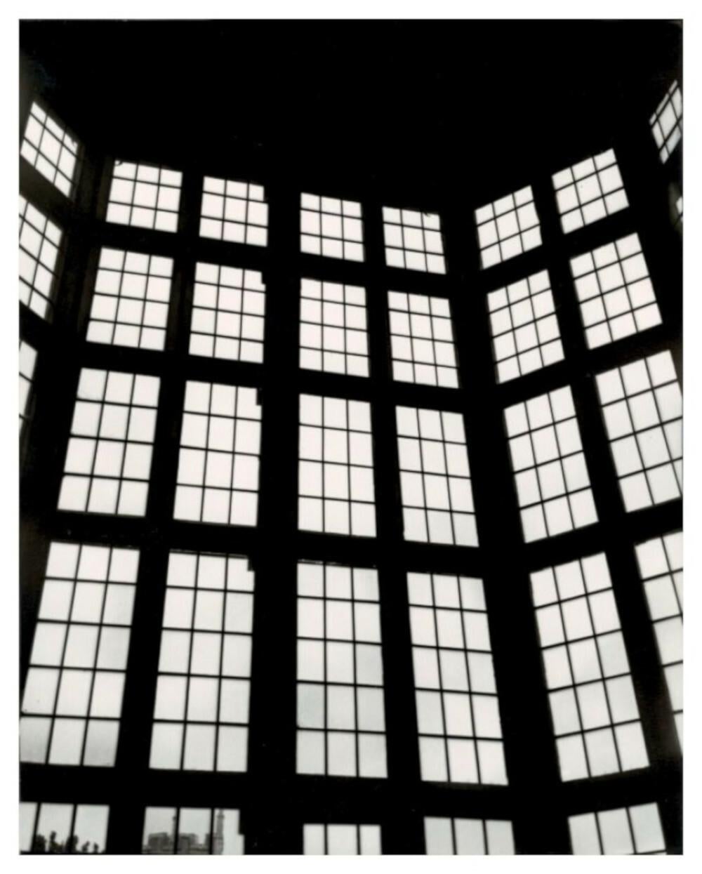 Black and White Photograph di Andy Warhol - Finestre (nella tenuta inglese di Catherine Guinness nel Gloucestershire)