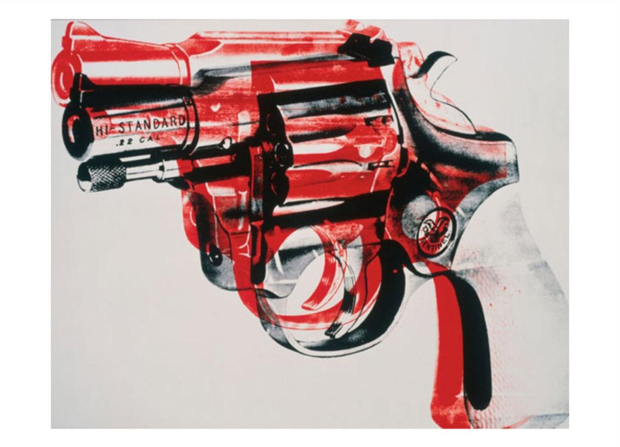 Andy Warhol, Pistole (schwarz und rot auf weiß)

Mattes 250 g/m² konserviertes Digitalpapier

Bildgröße 30 × 40 cm (11,81 x 15,75 Zoll) 
Papierformat 33 × 48 cm (12,99 x 18,89 Zoll) 

Im August 1962 begann Andy Warhol, die Bilder für seine Malerei