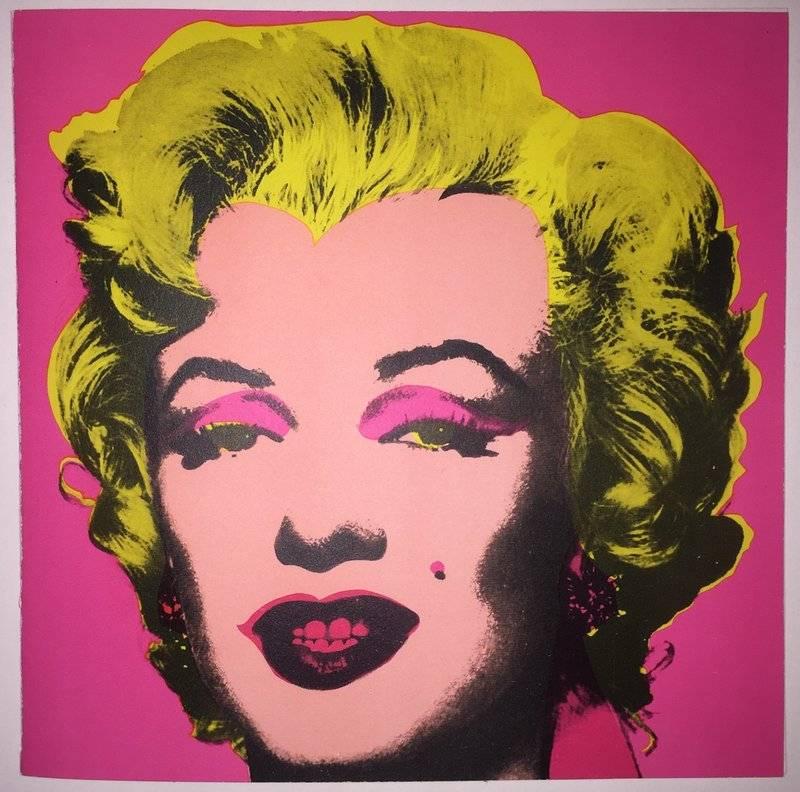 Eine Einladung zu "Andy Warhol: A Print Retrospective 1963-1981" in der Leo Castelli Gallery in New York City, bedruckt mit dem ikonischen Bild von Marilyn Monroe. Veröffentlicht von Castelli Graphics im Jahr 1981 und mit dem Originalumschlag von