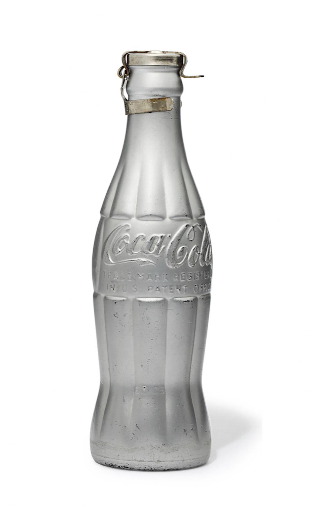 ANDY WARHOL (1928-1987)

Bouteille de Coca-Cola en verre, bouchon de bouteille en métal et peinture en aérosol. Signé avec les initiales de l'artiste à l'encre noire " A. W.' Exécuté en 1967.