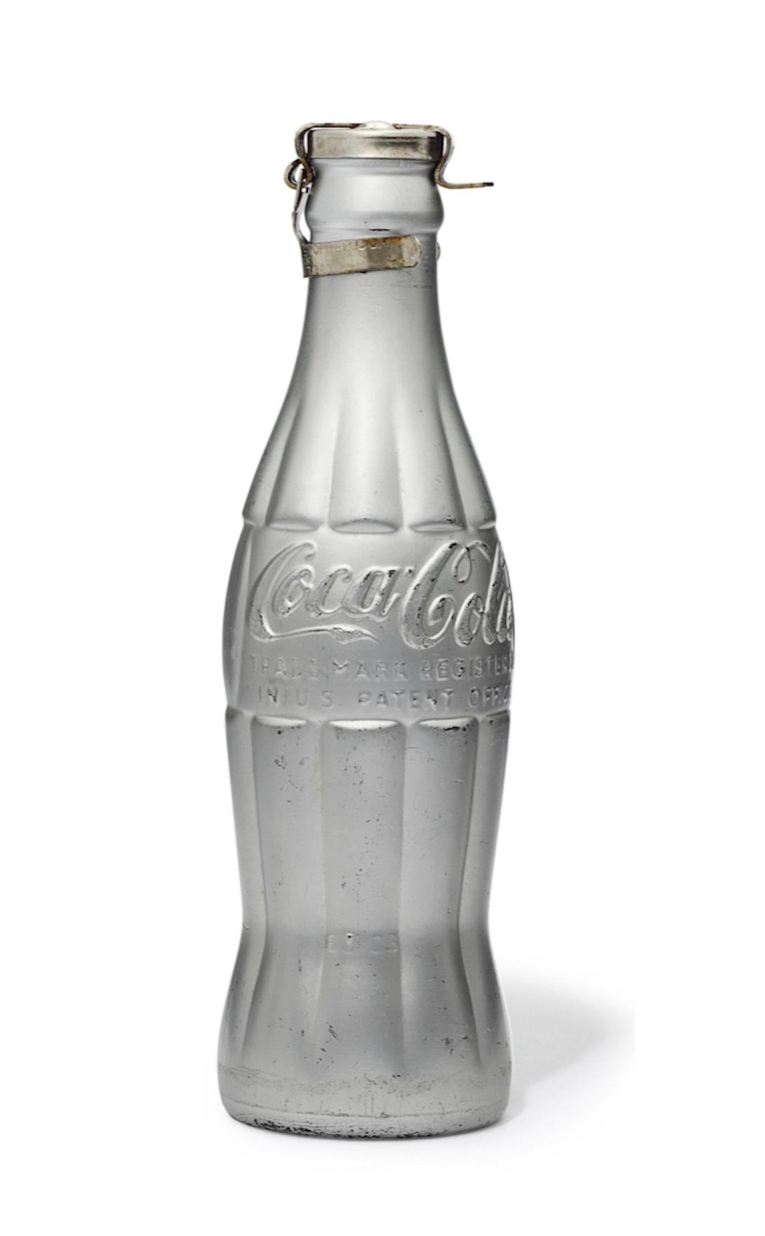 ANDY WARHOL (1928-1987)

Bottiglia di vetro di Coca-Cola, tappo di metallo e vernice spray. Firmato con le iniziali dell'artista in inchiostro nero 'A. W.' Giustiziato nel 1967.