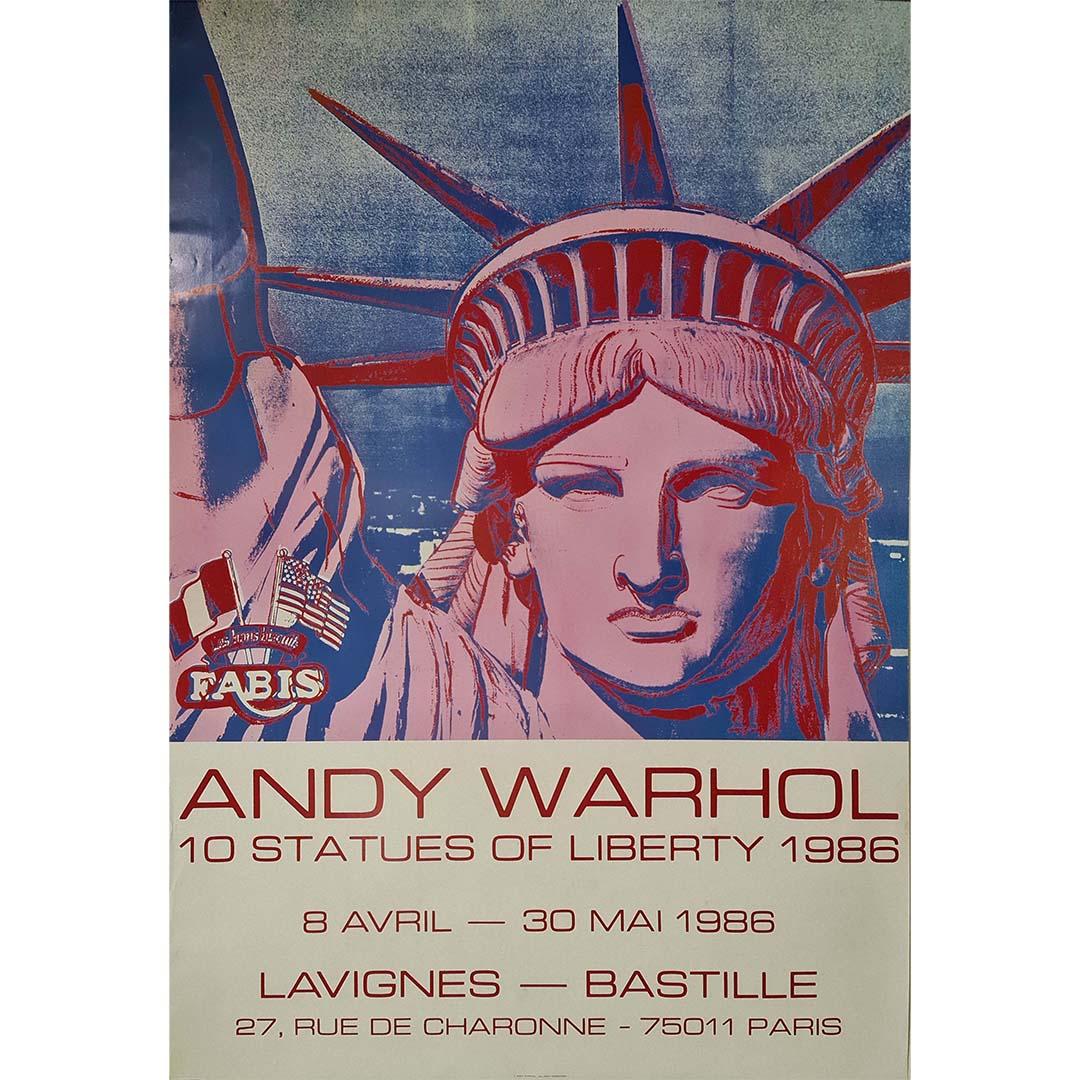 In der dynamischen Welt der Pop Art ist Andy Warhols Ausstellungsplakat "10 Freiheitsstatuen" aus dem Jahr 1986 ein Zeugnis für die anhaltende Faszination des Künstlers für ikonische amerikanische Symbole. Dieses überdimensionale Plakat wurde von