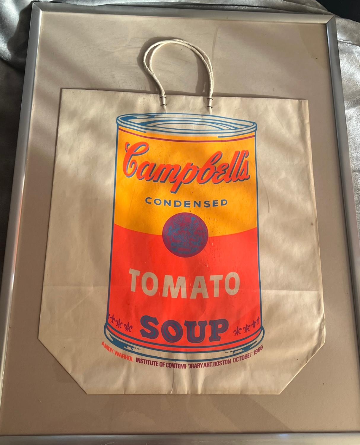 Zuppa Campbell su una borsa della spesa dell'Institute of Contemporary Art di Boston - Print Contemporaneo di Andy Warhol