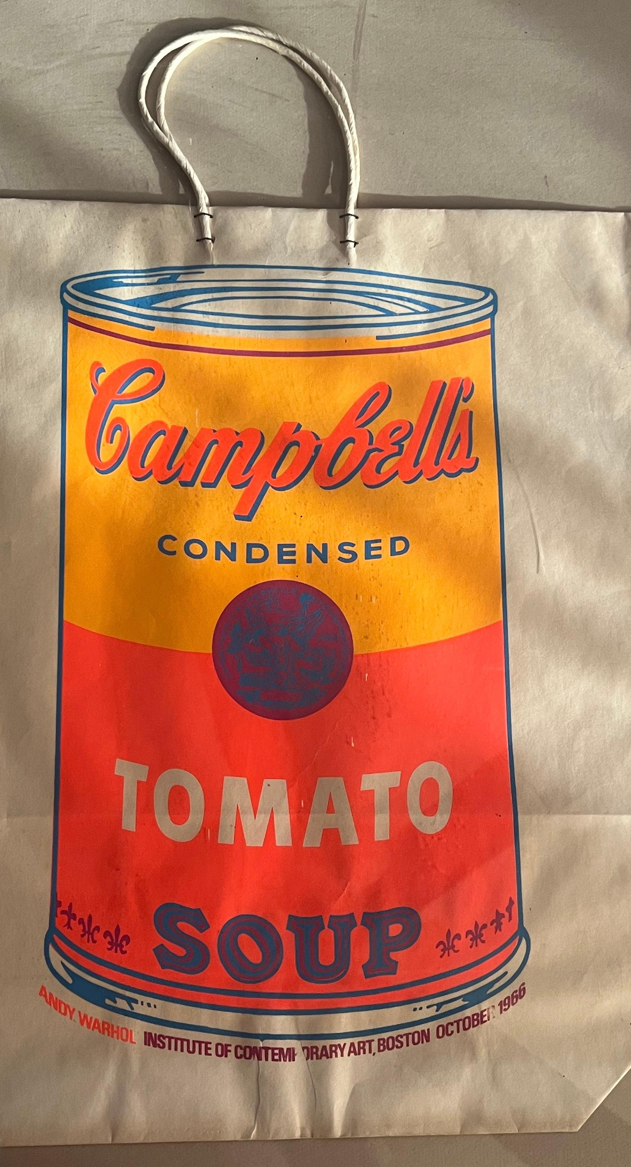 Zuppa Campbell su una borsa della spesa dell'Institute of Contemporary Art di Boston - Print di Andy Warhol