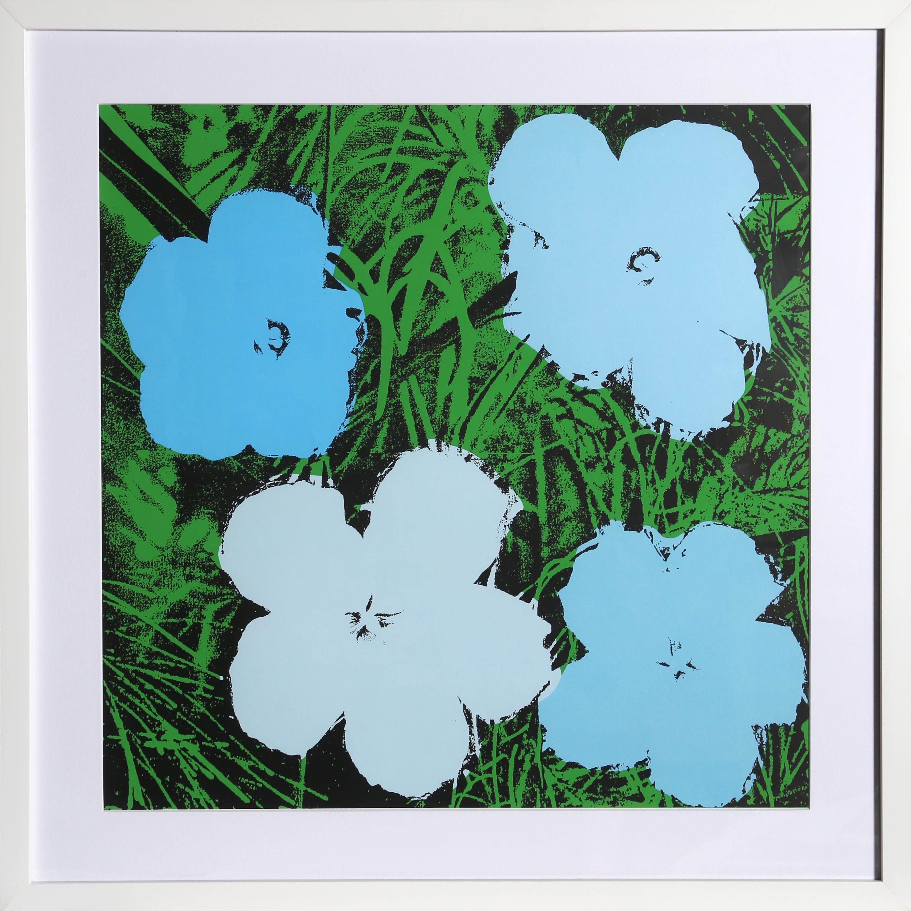 Ce poster sérigraphié d'Andy Warhol reprend le motif emblématique des quatre fleurs, qu'il utilisait régulièrement pour diverses impressions et peintures. Ces quatre fleurs apparaissent sur un fond vert et sont toutes de différentes nuances de bleu