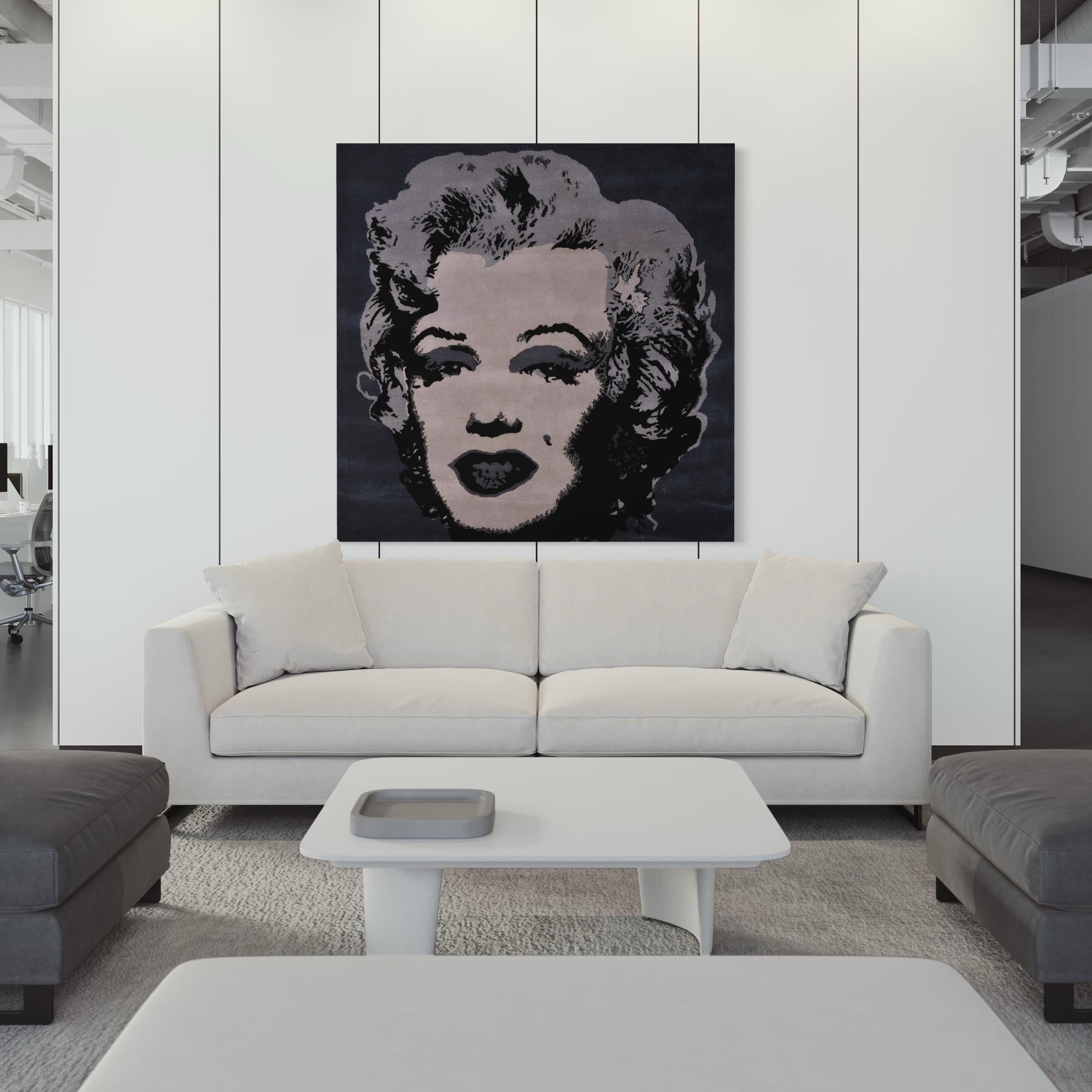 Andy Warhol (nach)
Silberne Marilyn, 1990er Jahre
Handgefertigter Teppich
150 × 150 cm (59.1 × 59.1 in)
Echtheitszertifikat auf dem Label
Auflage von 20 Stück
In ausgezeichnetem Zustand 
Herausgegeben von Modern Master Tapestries, NY
Das Kunstwerk
