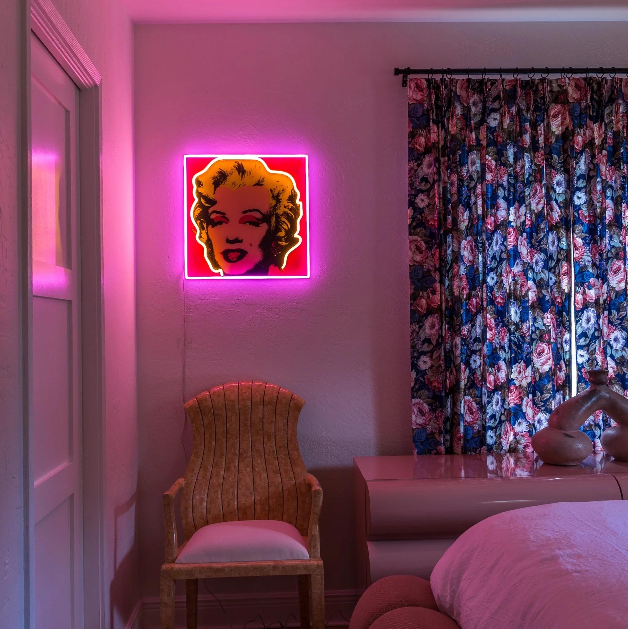 Yellowpop Marilyn Monroe (Rosa) Appendiabiti da parete al neon, Fondazione autorizzata, 39/500 - Mixed Media Art Pop Art di Andy Warhol