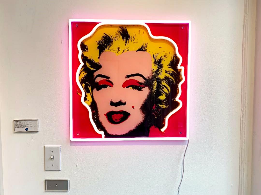 Yellowpop Marilyn Monroe (Rosa) Appendiabiti da parete al neon, Fondazione autorizzata, 39/500 in vendita 2