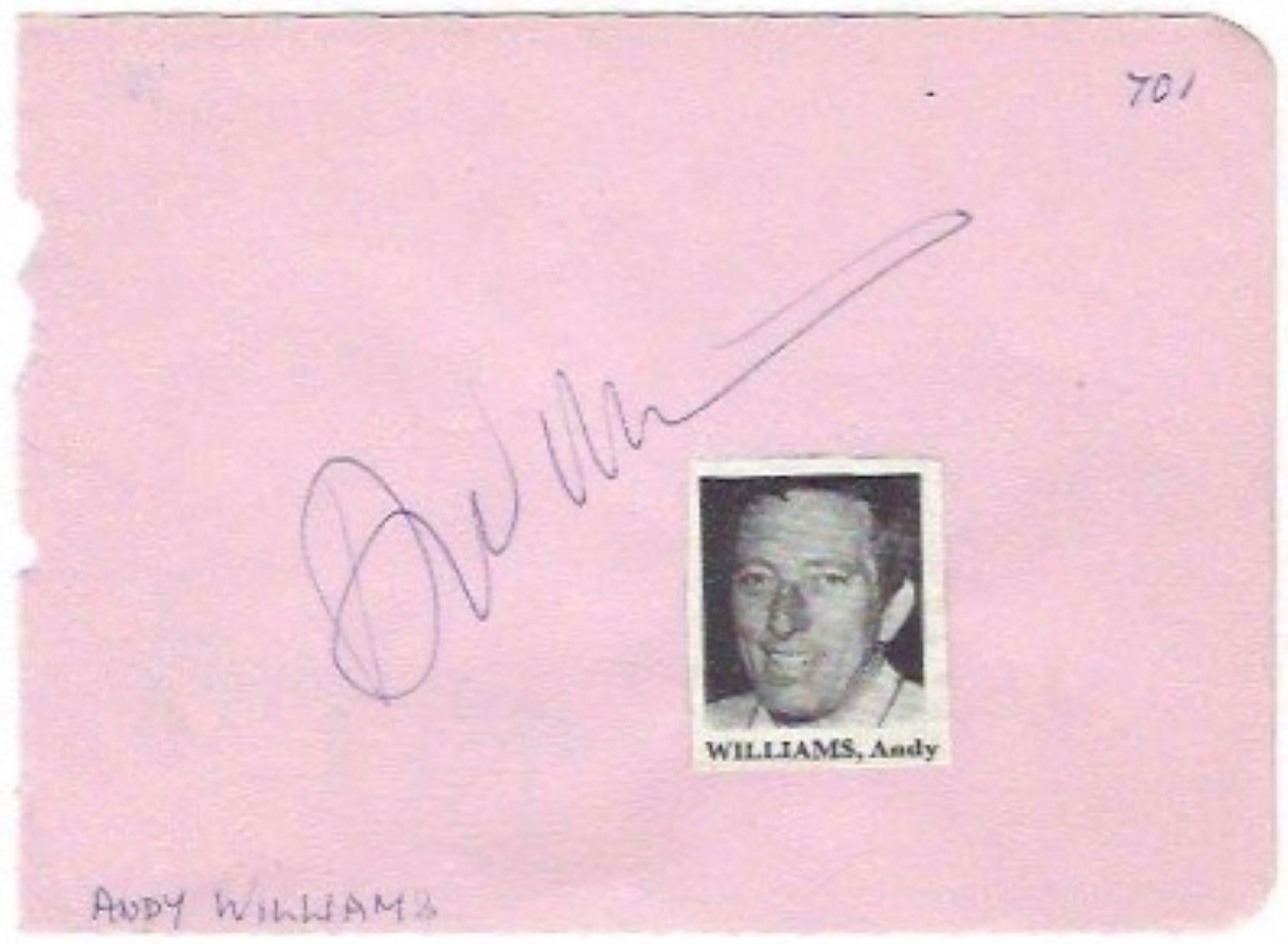 Ein auffälliges Autogramm des US-Sängers Andy Williams (1927-2012).

Der Can't Take My Eyes Off You-Sänger hat in der Mitte einer Autogrammseite, neben einem kleinen Foto von Andy Williams, handsigniert.

Er war eng mit Robert F. Kennedy