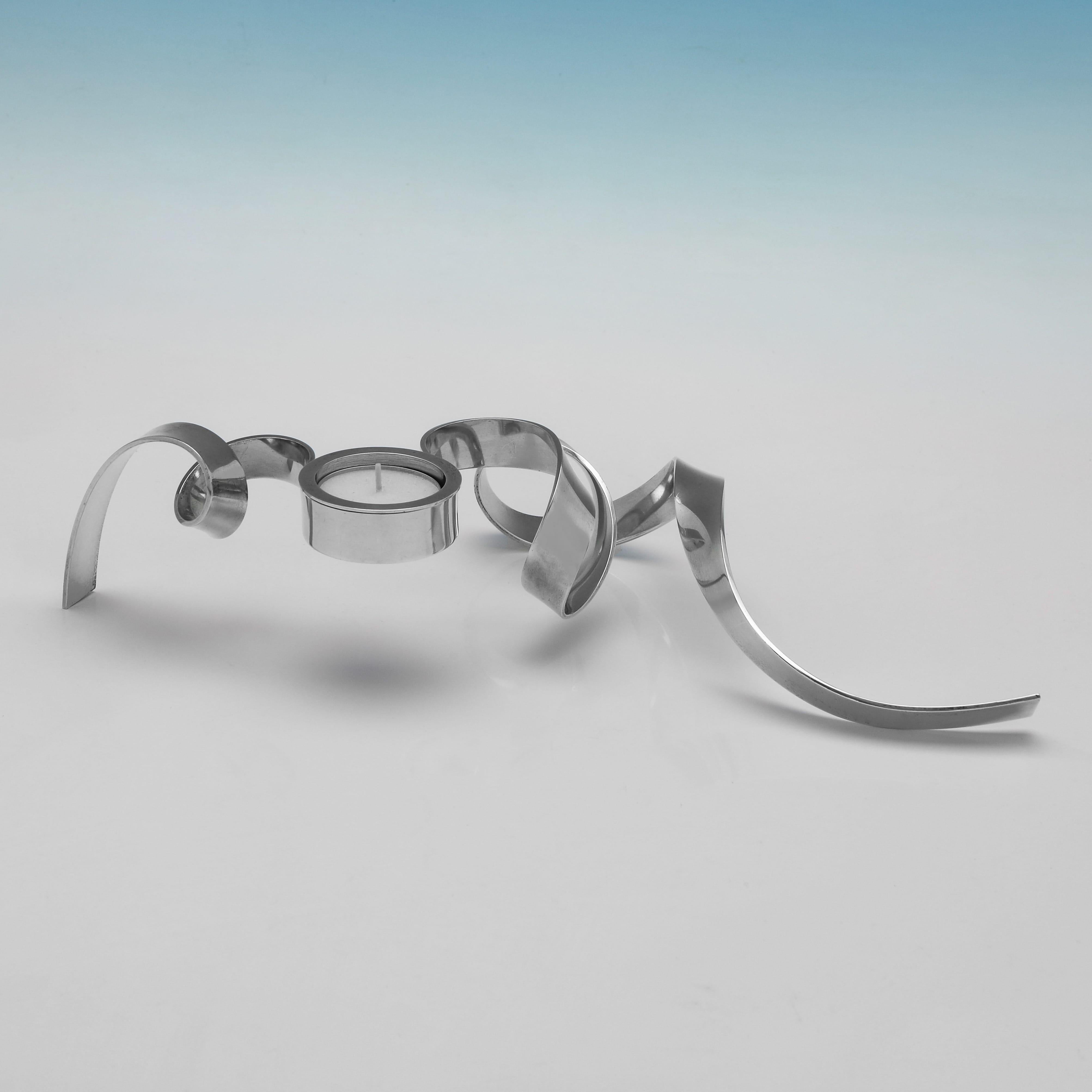 Ein bezauberndes Paar zeitgenössischer Teelichthalter aus Sterlingsilber aus der berühmten Ribbon-Serie von Ane Christensen, 2005 in London gestempelt. Diese skulpturalen Stücke sind ein Beispiel für Christensens unverwechselbare Mischung aus