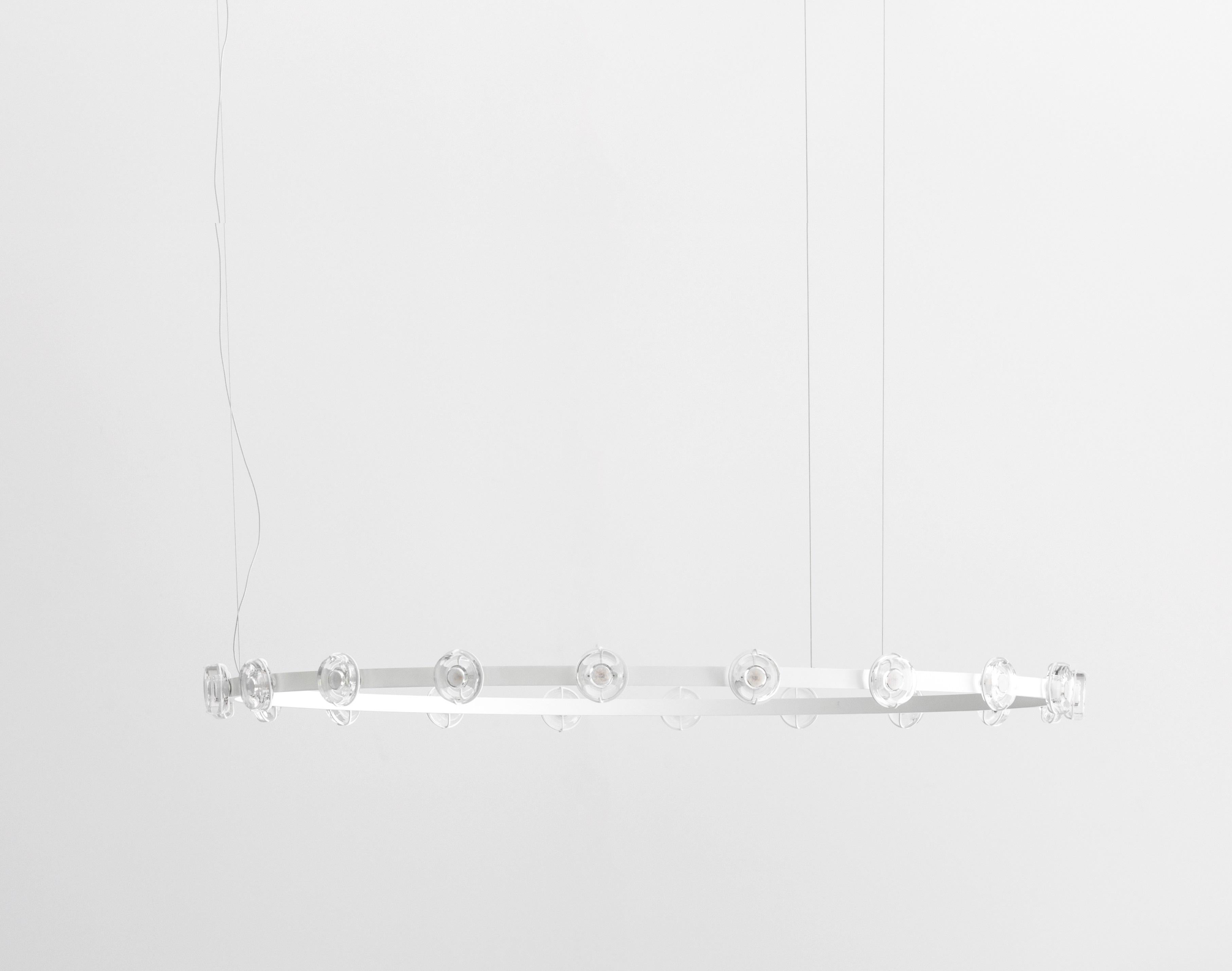 Lampada a sospensione Anel 120 di WJ Luminaire
Dimensioni: Ø 120 x H. 500 cm. 
Materiali: Alluminio e cristallo. 

Disponibile in diverse opzioni di colore del metallo e del vetro. La lunghezza del filo è di 500 cm. Disponibile in due diverse
