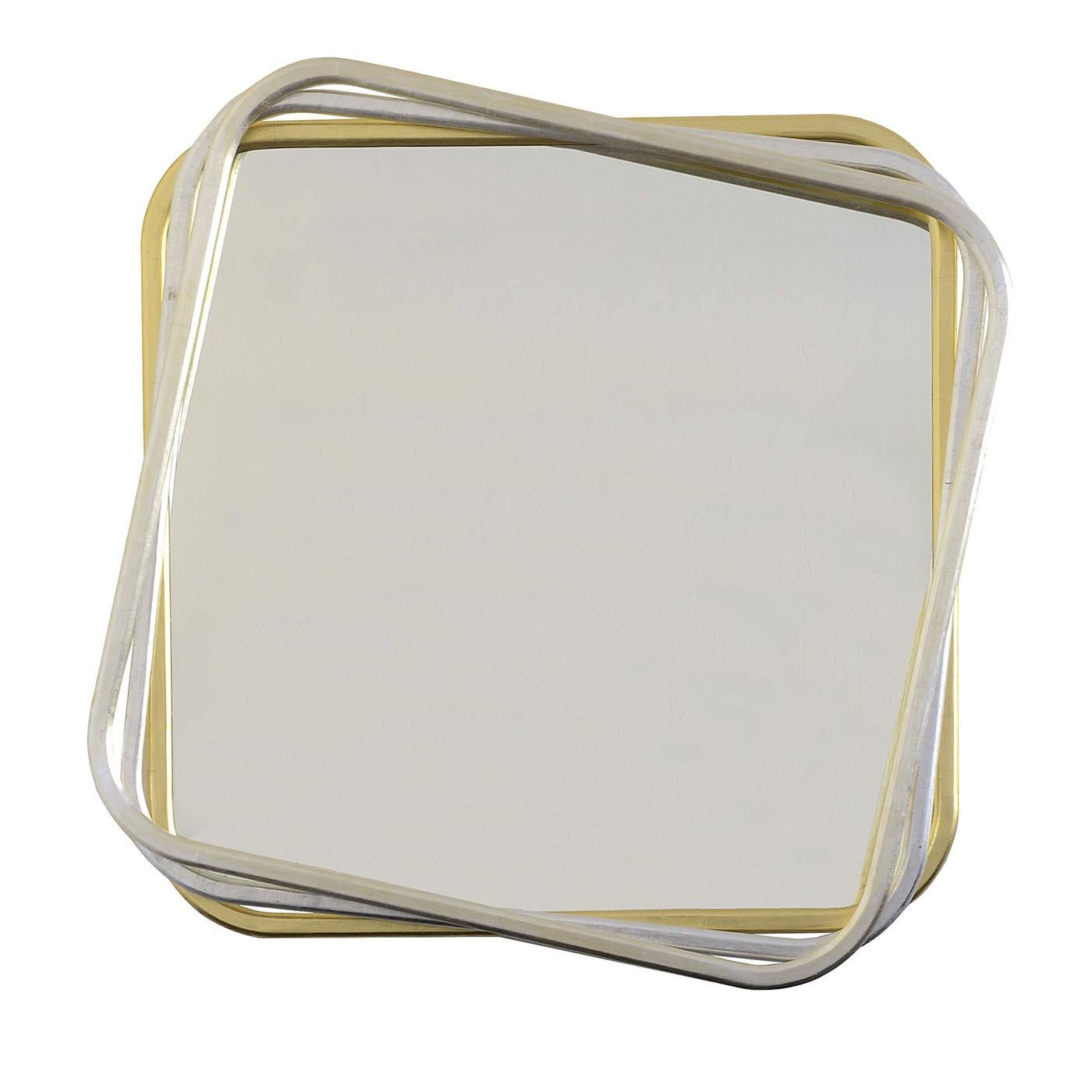 Mouvement dynamique apparemment figé dans le temps, ce miroir mural transmet une esthétique hypnotisante. Finis à la feuille d'argent, à la feuille d'or et à la feuille d'argent voilée d'or pour de délicieux reflets, trois cadres carrés en bois aux