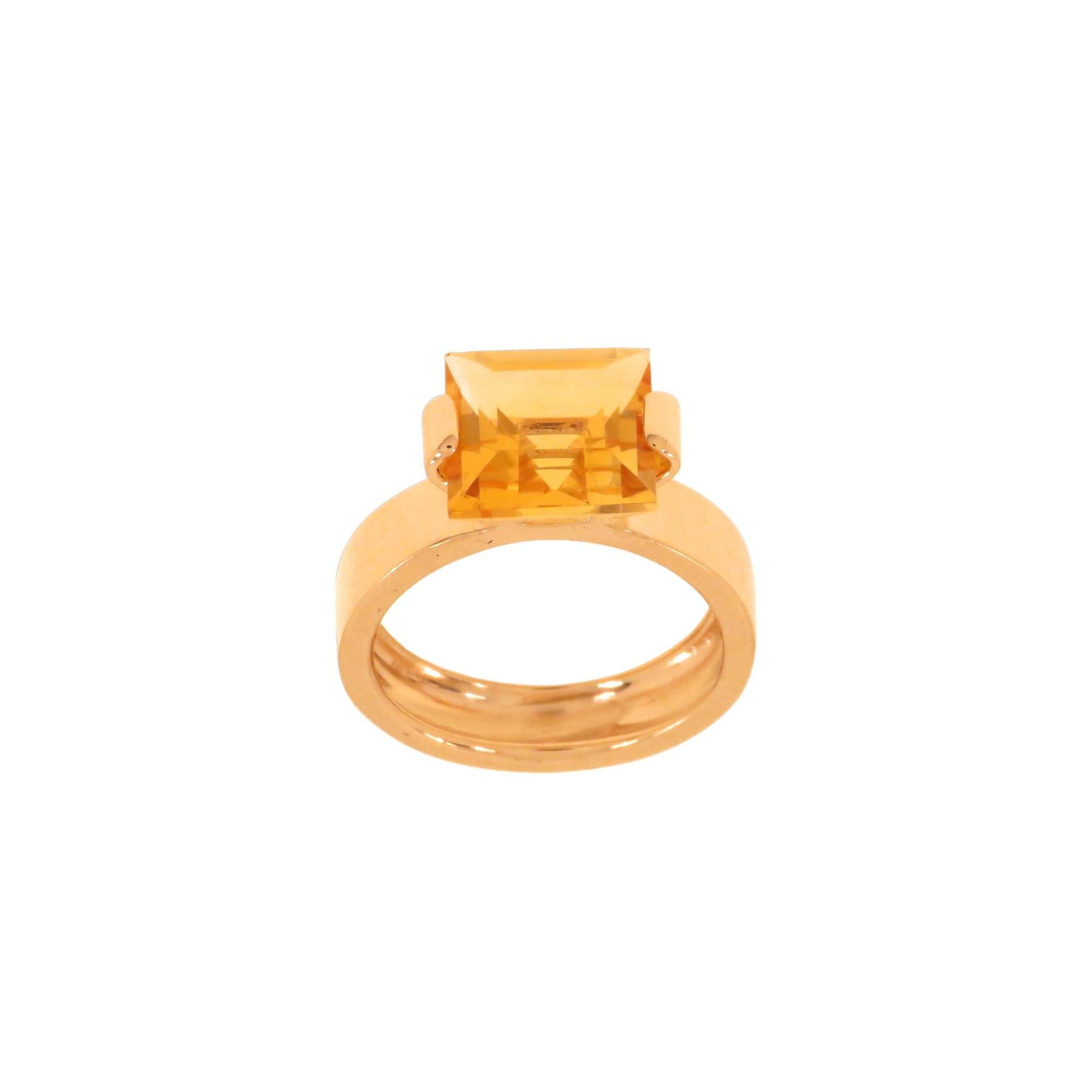 Anello a fascia in oro rosa 9 carati con un citrino naturale taglio carrè di dimensioni 10x10 mm. Realizzato a mano in Italia con una montatura moderna e di design che valorizza la deliziosa pietra di quarzo citrino colore oro. L'anello ha il