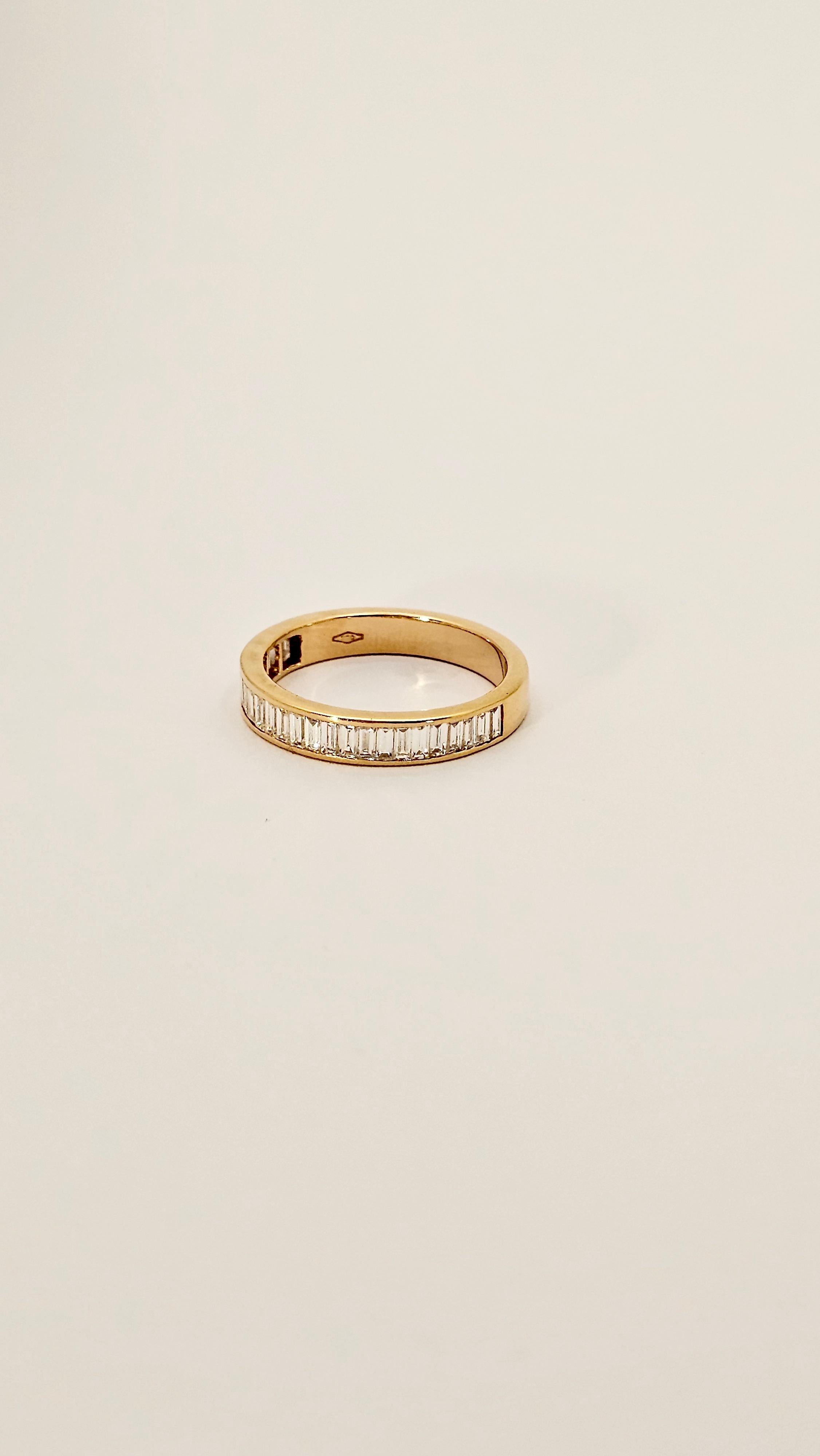 A bandage design with modern and contemporary lines.
This ring is made of 18 kt rose gold ( the weight is 3.80 grams ) full.
Set inside the band, which is 39 mm high, are 22 baguette-cut Diamonds, E color, VVS clarity and weighing 0.89 carats.
The