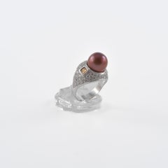 Band ring with Diamonds and reddish-brown Pearl.