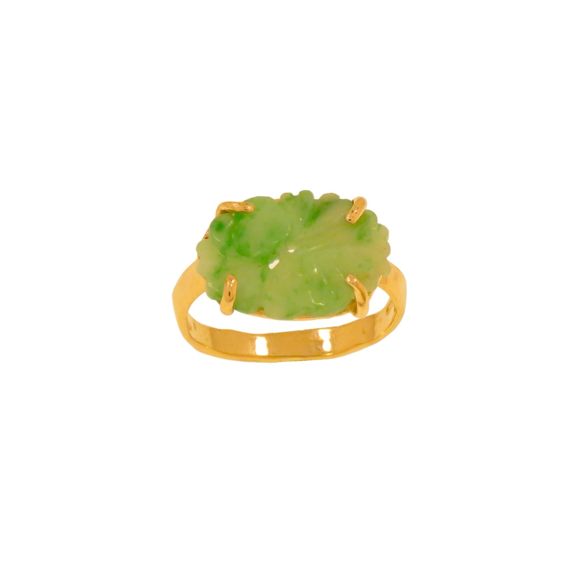 Bague en or rose 9K avec un jade impérial naturel de taille ovale gravé à la main mesurant 16x12 mm / 0.629x0.472. La bague est fabriquée à la main en Italie avec une monture formée d'un anneau martelé et d'une monture de jade à quatre branches. La