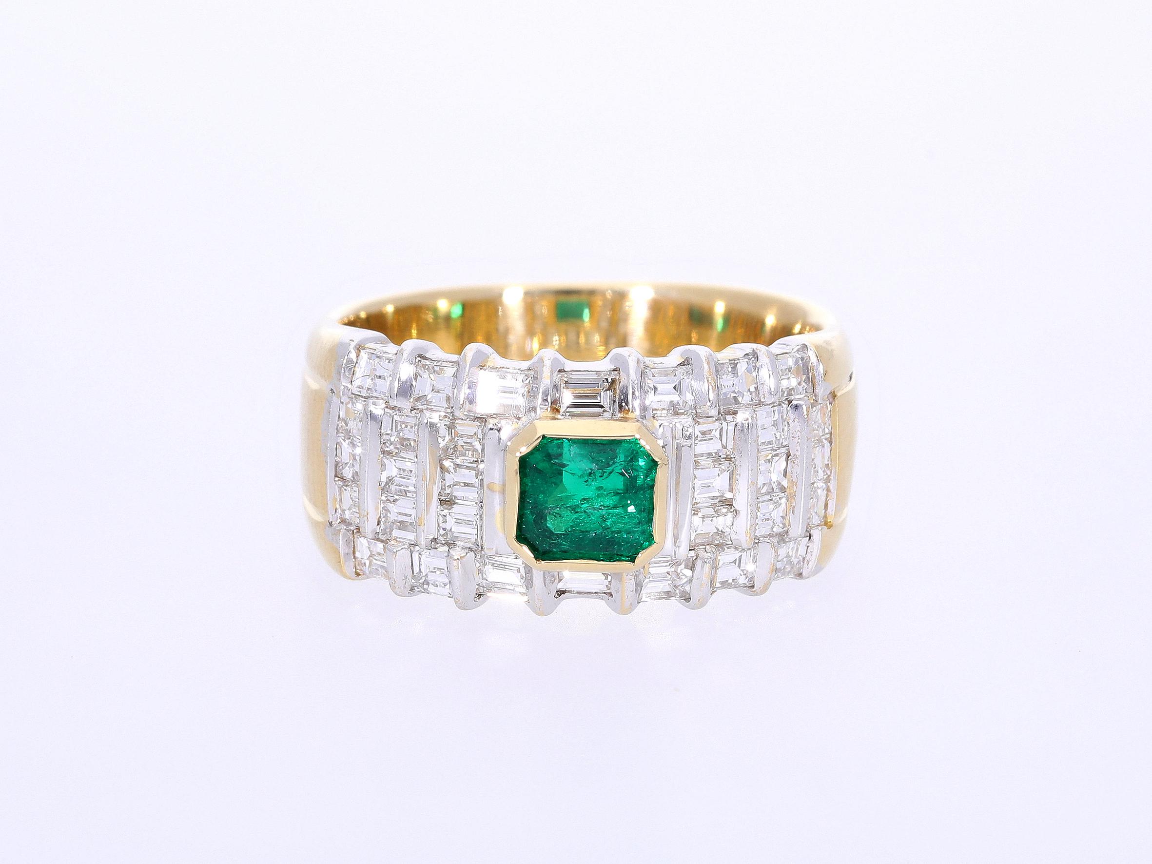 Band Ring with Central Emerald ct 0.75 and Diamonds ct 1.45 in 18 Kt Gold In New Condition For Sale In Rome, IT