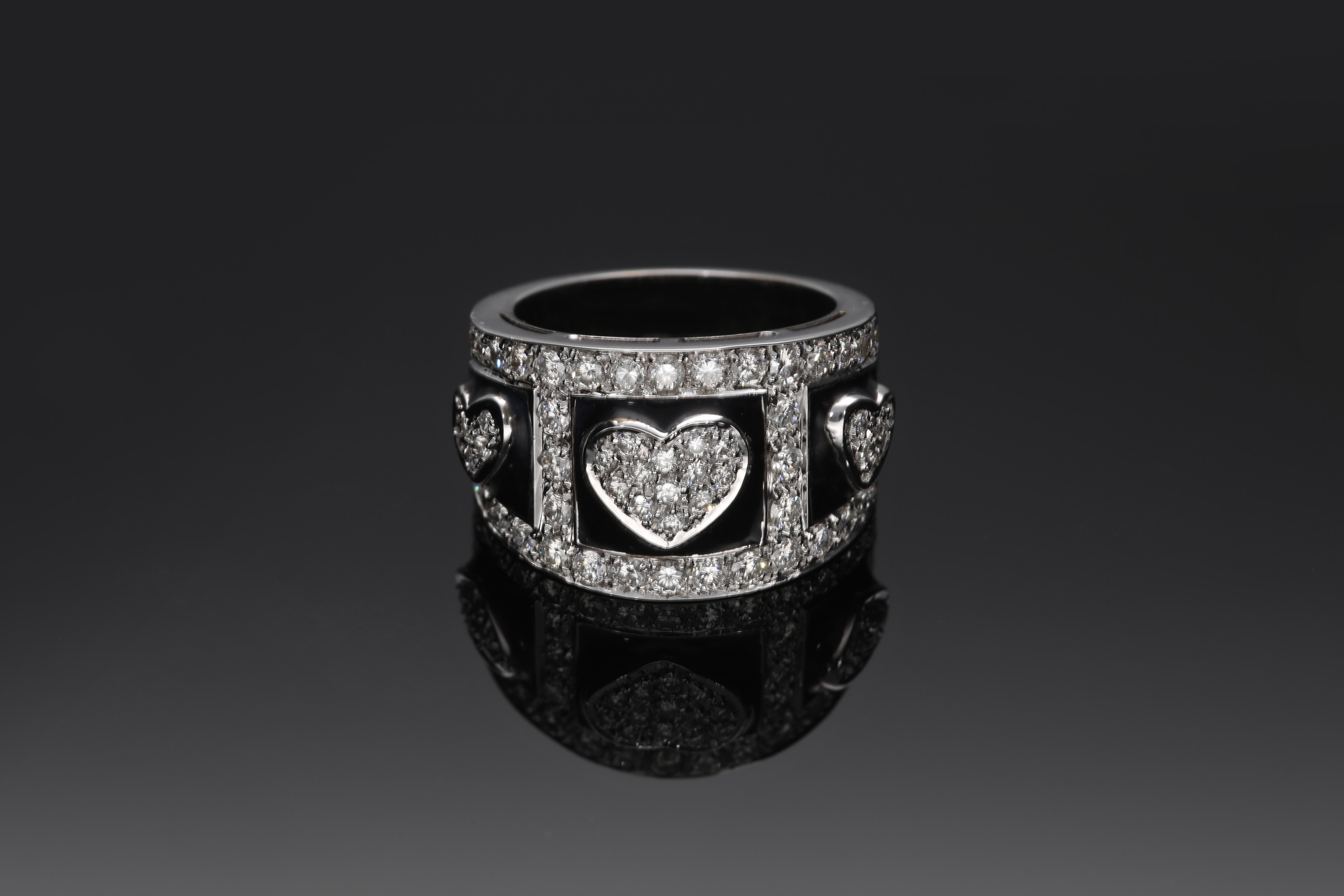 Anello a fascia con tre cuori con pavè di diamanti: ct 1.64, smalto e oro 18 Kt For Sale 7