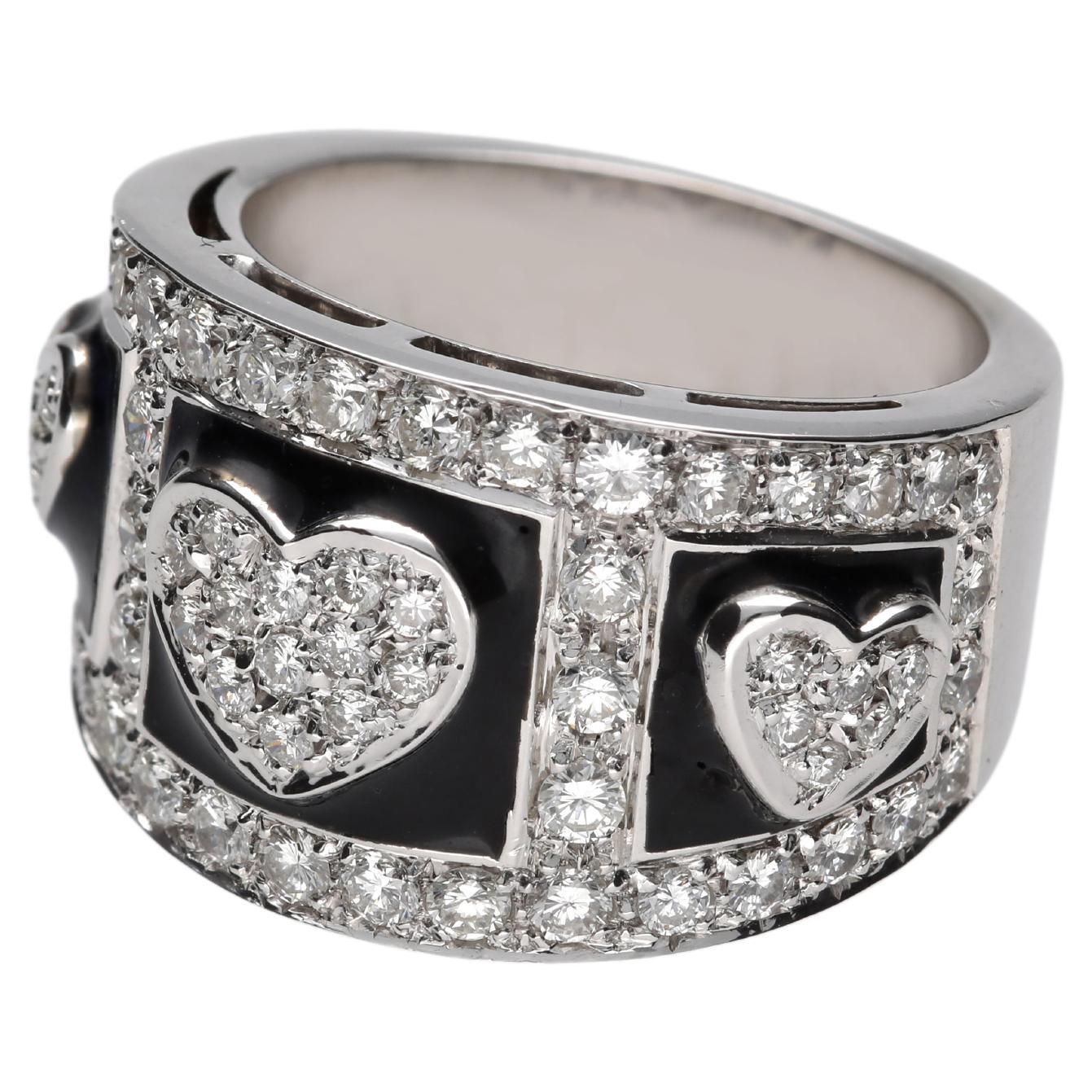 Anello è un modello a fascia a gradazione, questo consente una migliore indossabilità.
L'anello ha tre sezioni con smalto nero con al centro dei cuori con un di pavè di diamanti.
Le sezioni quadrate, dove sono inseriti i tre cuori di diamanti, sono