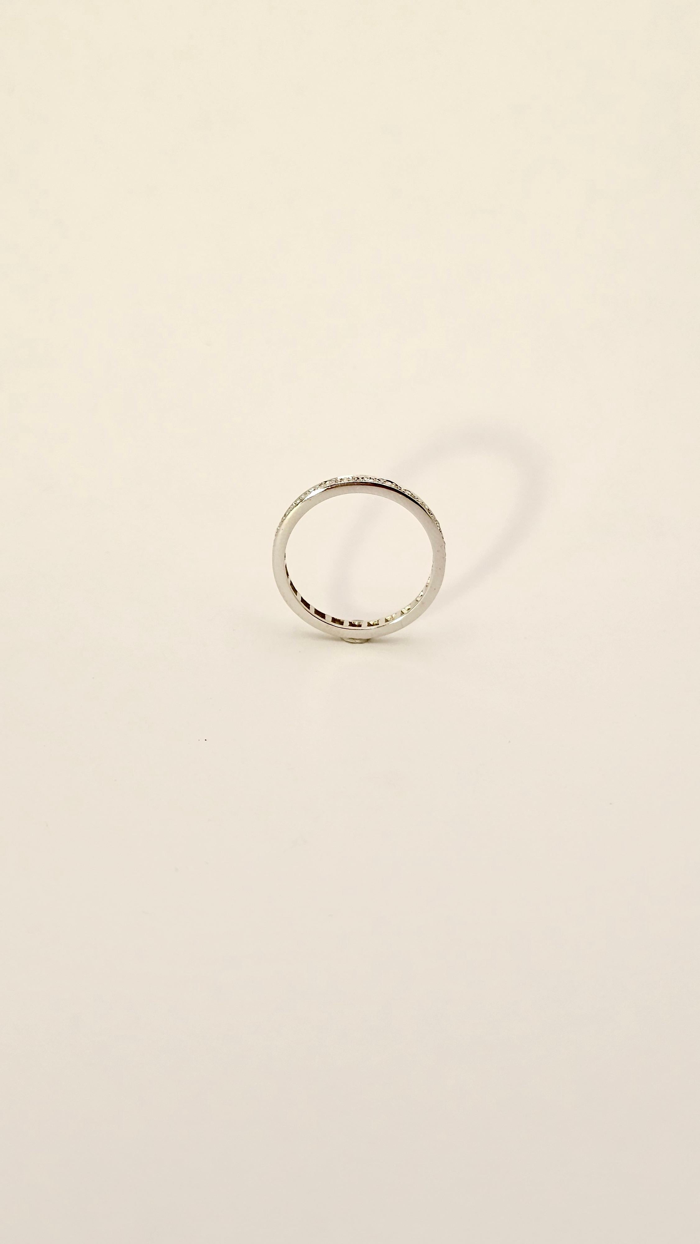 Ein klassischer Ring aus 18 Kt Weißgold mit einem Gewicht von 2,0 Gramm.
Die gesamte Oberfläche des Rings ist mit 24 Diamanten im Antikschliff mit einem Gesamtgewicht von 0,32 Karat besetzt.
Dieser Ehering ist von hervorragender handwerklicher