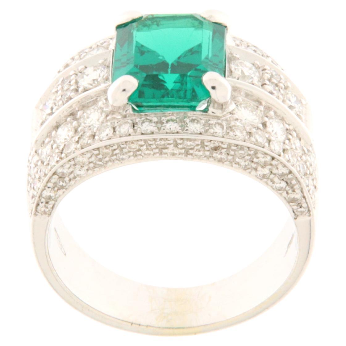 White gold band ring with brilliants ct.1.54 and emerald ct.2.90