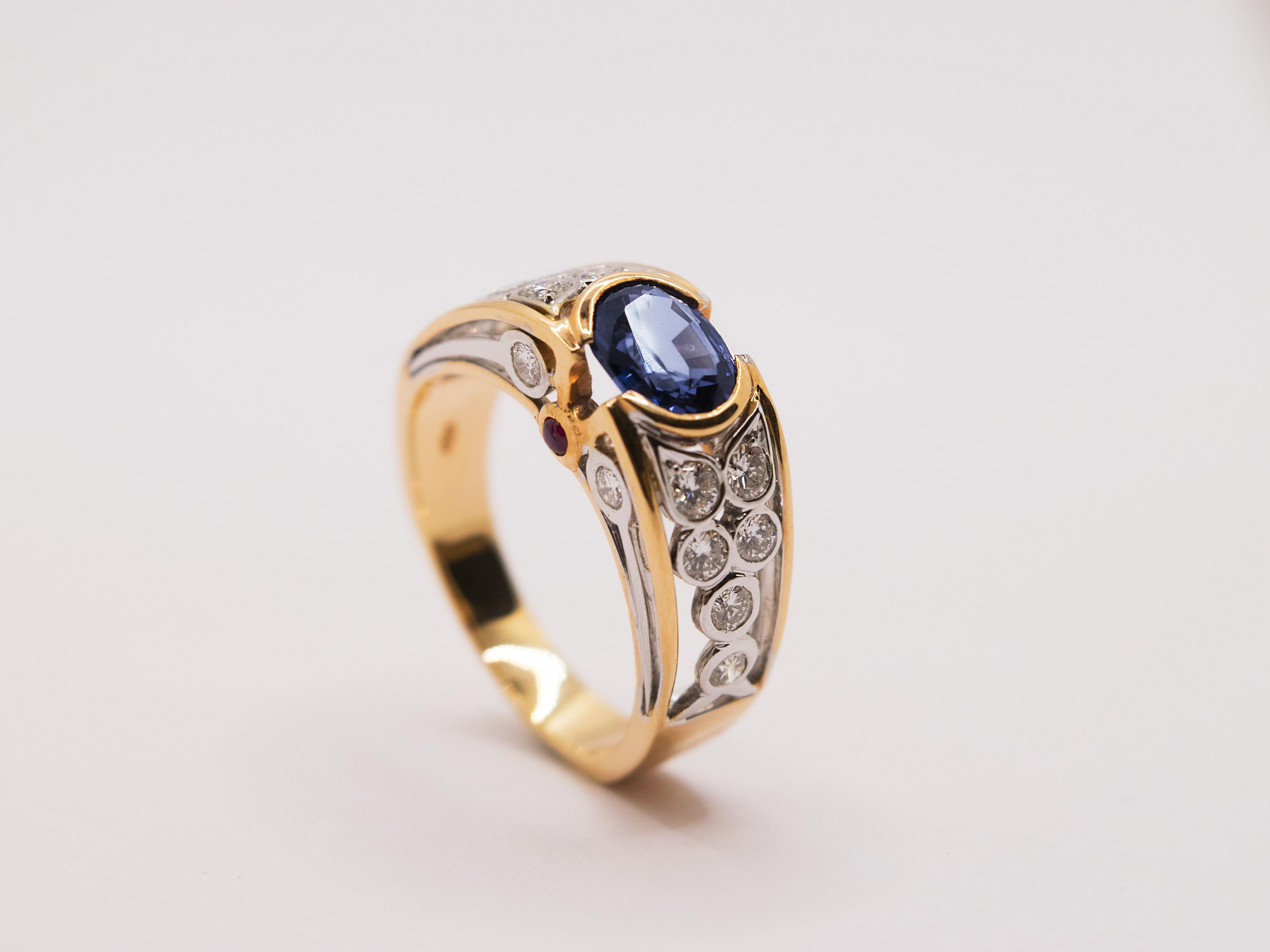 A beautiful band ring with a classic and elegant style.
This jewelry is handcrafted by Italian master goldsmiths in 18 kt gold ( gr 6.65 ).
Set in the center is a faceted oval-cut sapphire of a beautiful blue color and weighing Kt 1.20 .
Enriching