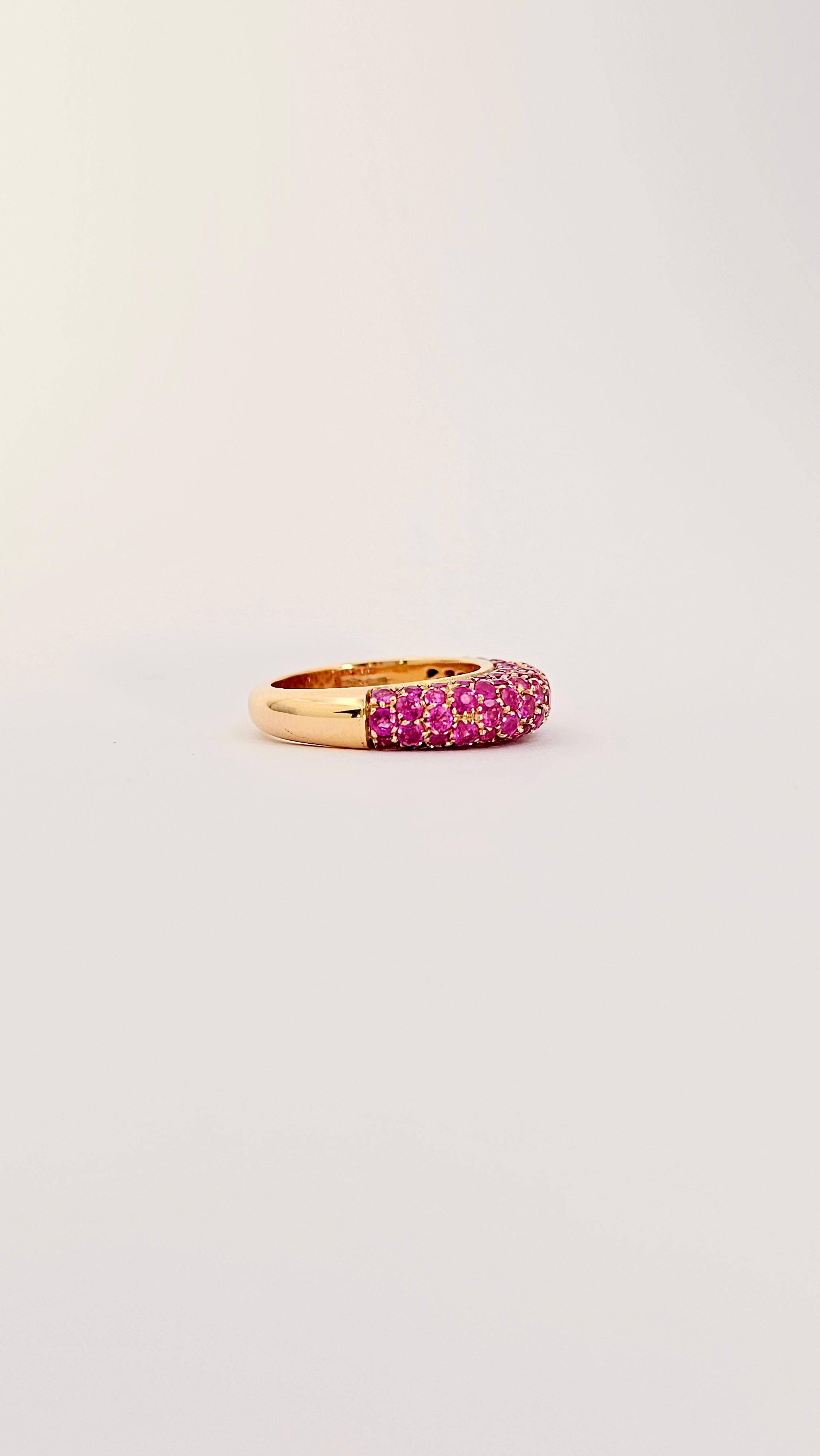 Un anello a fascia bombata realizzato in oro rosa 18 Kt massiccio e impreziosito da un pave di Zaffiri rosa dal colore intenso e vivido.
Le pietre, tutte della stessa misura, sono incastonate su quattro file che partono dalla metà della fascia. La