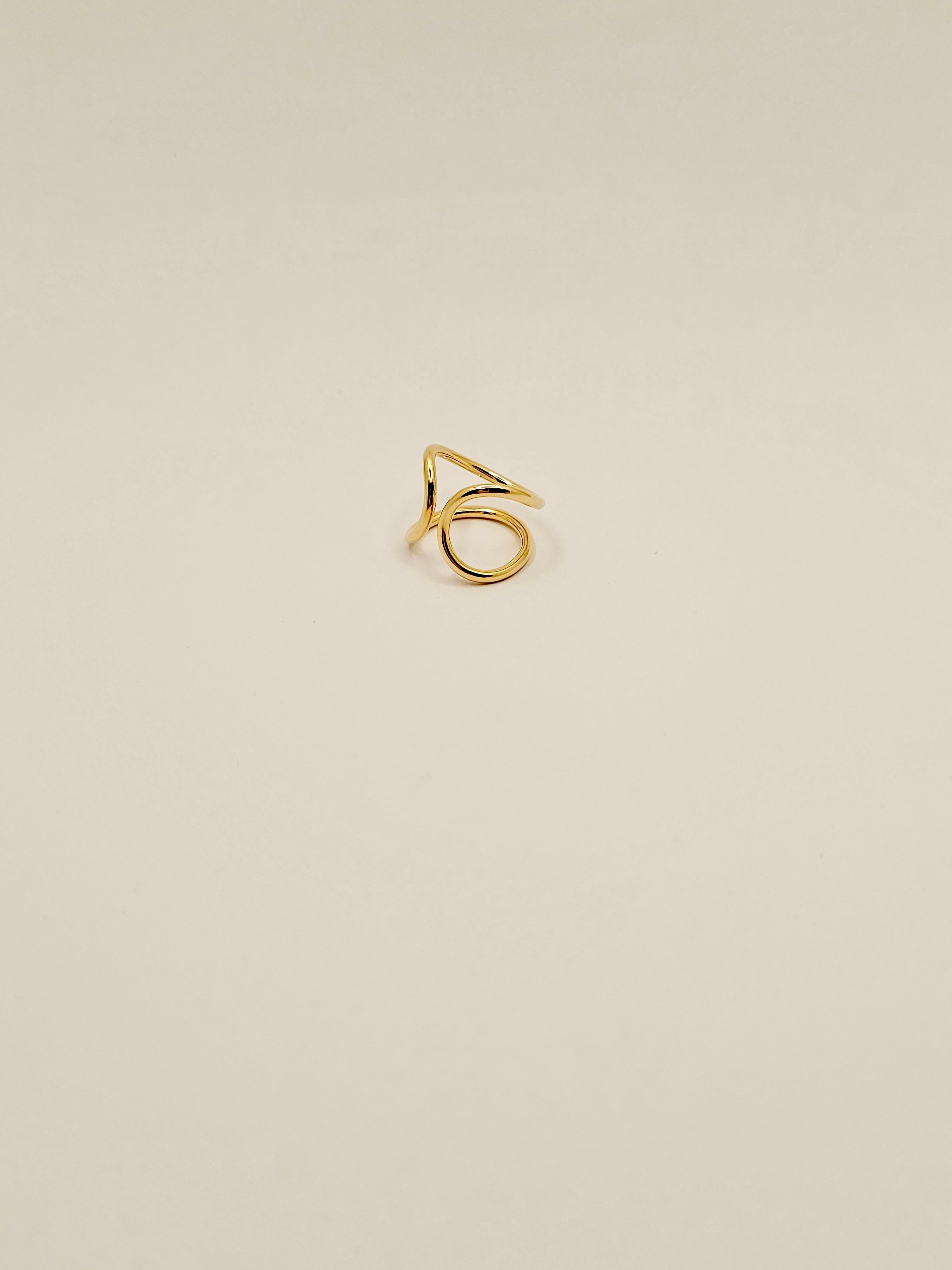 Un anello dal design contemporaneo in oro giallo, massiccio, 18 Kt dal peso di 7.35 grammi.
Questo anello è realizzato da uno spesso filo di oro continuo, che riprende l'idea di un cerchio infinito.
La sua struttura è molto robusta e questo lo rende